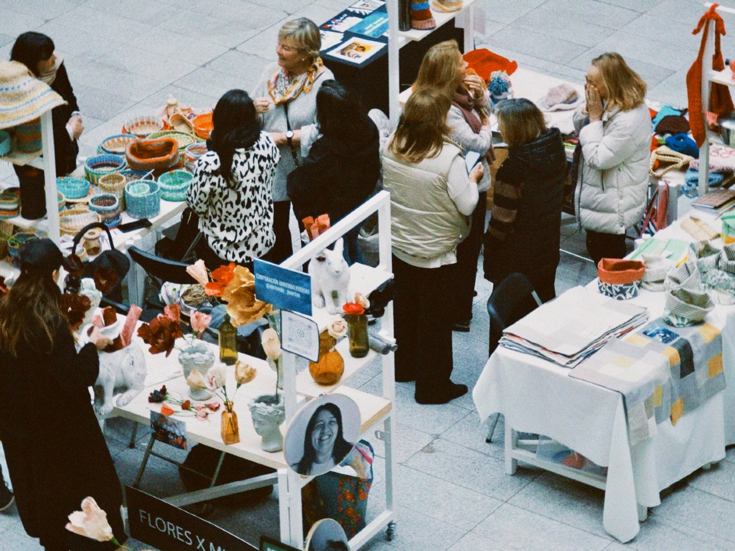 3° Feria Malqueridas: "Encuentros para la Reinserción” 🤝
📅 Este 10 y 11 de Octubre vuelve la Feria Malqueridas con su tercera edición al Centro Cultural La Moneda para transformar la mirada sobre la reinserción social a través del cine, la cultura y el encuentro ciudadano. Una actividad gratuita que reúne cine, literatura, emprendimientos, conversaciones y experiencias en torno a la inclusión social y las nuevas oportunidades.
💬 La iniciativa organizada por @erranteproducciones y el Centro Cultural La Moneda (@ccplm) reunirá más de 30 stands de emprendimientos, organizaciones sociales y proyectos vinculados a personas que estuvieron o están actualmente privadas de libertad. Participa de dos jornadas de programación cultural con un ciclo de cine, presentaciones literarias, charlas y actividades.
🫂 Con la colaboración del Centro Cultural Letras Públicas (@letraspublicas), la Fundación Arte Comunitario (@fundacion_artecomunitario), la Cineteca Nacional (@cinetecanacionalcl), la Red de Acción Carcelaria (@redaccioncarcelaria), y Juntos por la Reinserción (@juntosporlareinsercion), La Feria Malqueridas nace como un espacio de encuentro donde el arte y la cultura permiten acercarse a historias muchas veces invisibilizadas, promoviendo una reflexión colectiva sobre la importancia de la reinserción y el rol que tiene la sociedad en la construcción de comunidades más inclusivas.
📣 3° Feria Malqueridas
🗓️10 y 11 de octubre | 10:00 a 19:00 hrs.
📍 Centro Cultural La Moneda (@ccplm) | Nivel -3
🎟️ Entrada liberada
#FeriaMalqueridas #Reinserción #ReinserciónSocial #Malqueridas #CineChileno #Documental #ErranteProducciones #CCPLM
@fundacion_artecomunitario @letraspublicas @redaccioncarcelaria @ccplm @juntosporlareinsercion