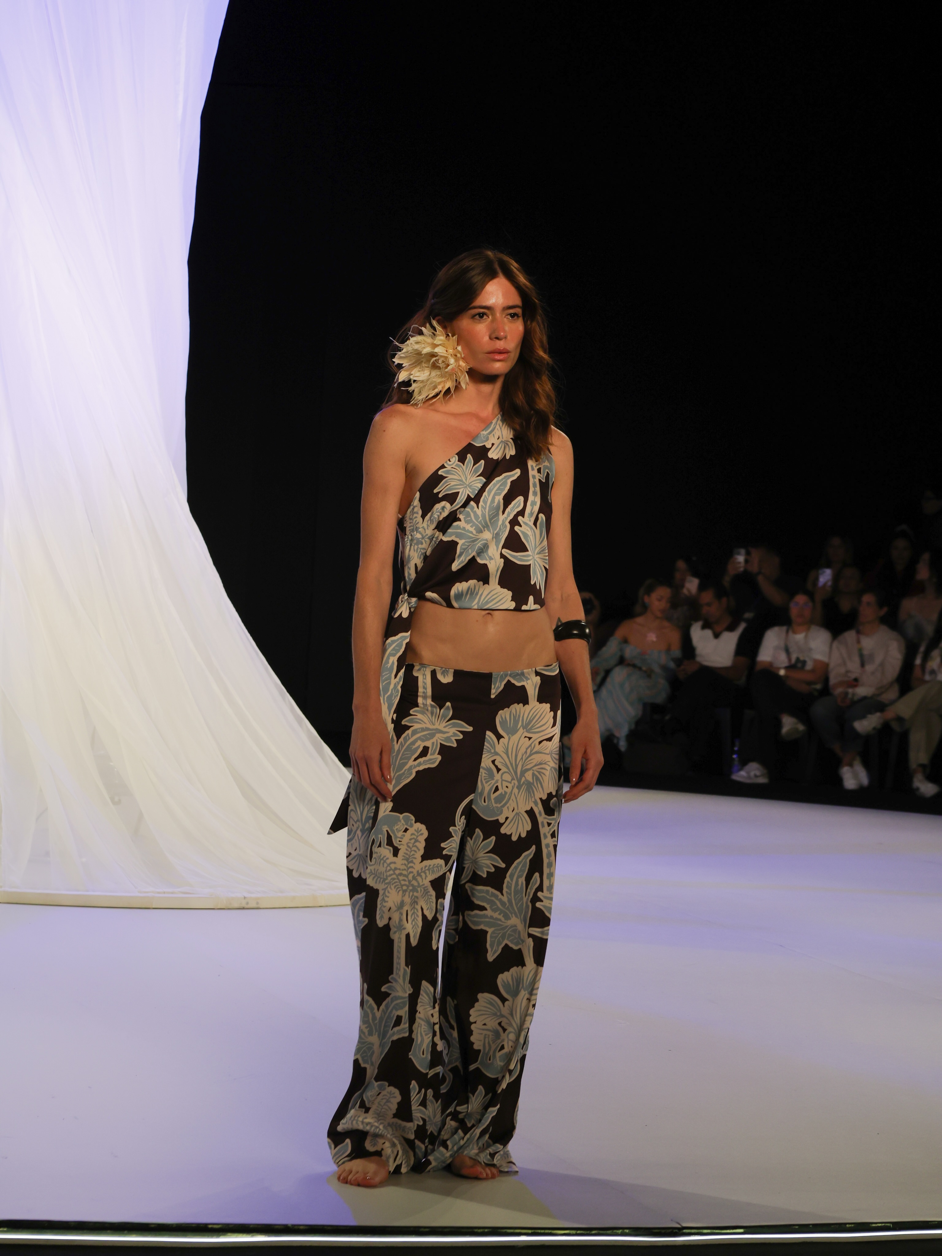 ▪️Pasarela: @eugeniafernandezofficial x @falabella_co
▪️Nota completa en Bloggaleriadearte.com
En el dinámico universo del diseño latinoamericano, la firma de Eugenia Fernández se ha consolidado como un referente indiscutible del lujo relajado, la sofisticación y el orgullo de origen.