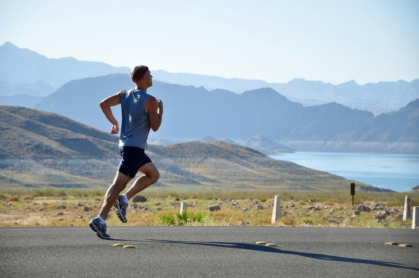 Vedi questi 3 segnali nella tua corsa? Correggili adesso e senti la differenza. 💥👟
1) Spalle chiuse e testa avanzata - respiri male e perdi efficienza. Apri il petto, porta lo sguardo avanti e rilassa le spalle.
2) Bacino che si inclina o scende troppo - energia dispersa, rischio dolori. Rinforza il core con esercizi funzionali mirati.
3) Passo corto e appoggio troppo centrale - rallenti e affatichi le gambe. Allunga la falcata con drill specifici e feedback sul campo.
Noi di RUNPIU analizziamo la tua postura direttamente a Parma (feedback immediato!) e ti diamo esercizi pratici per migliorare economia e comfort. Provalo: trasformiamo la tecnica, miglioriamo i tempi.
Hai notato uno di questi segnali? Raccontamelo nei commenti! 🔁
Link in bio • #RunPIU #ParmaRunners #RunningTechnique #RunningTips #TriathlonLife #RunnerItalia #Corsa #Fitness #RunSmart #Postura