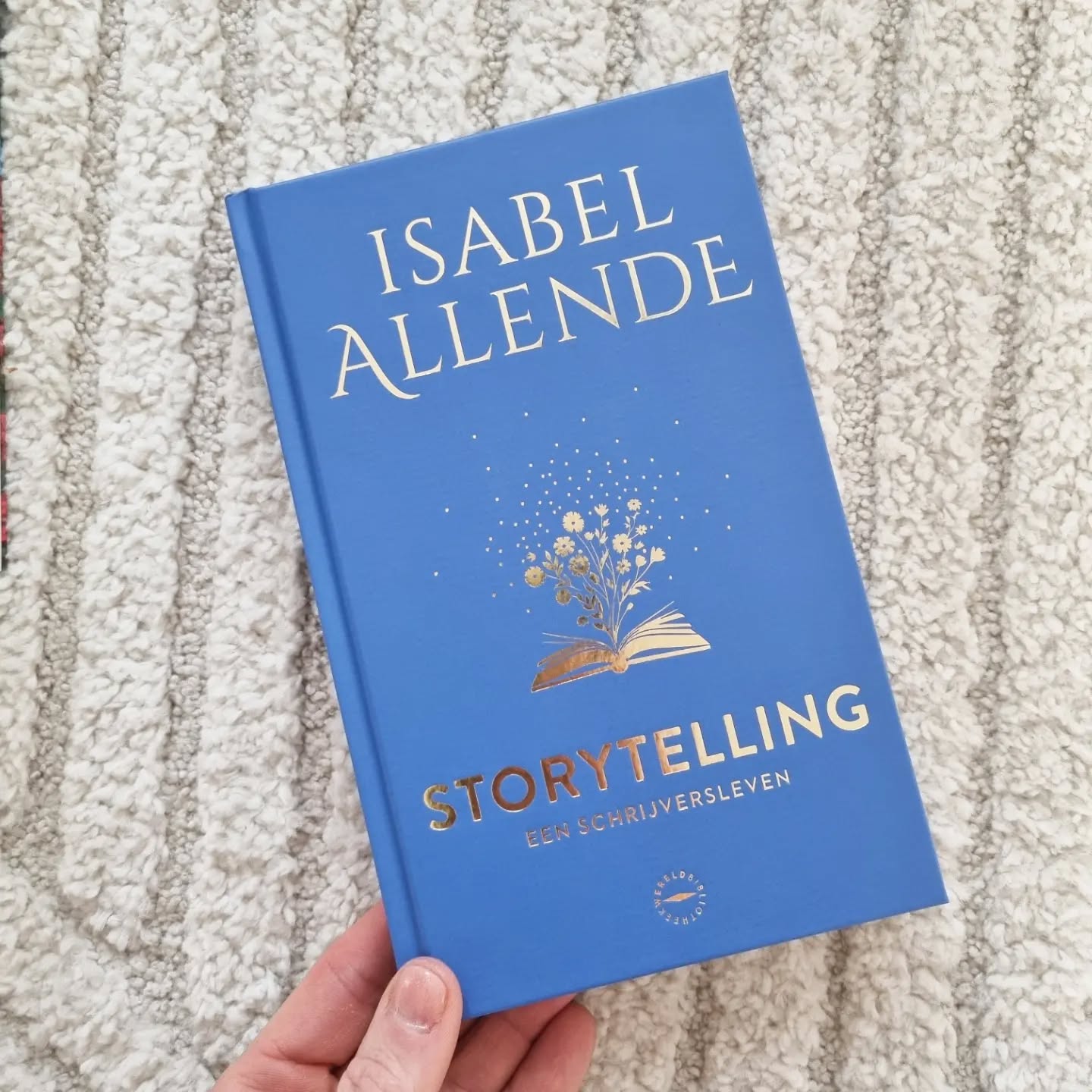 Nieuwe leespret!😍❤️❤️😍
Wauw! Dank je wel @parkuitgevers voor dit prachtige exemplaar. Ik ben erg benieuwd naar het verhaal en de schrijvers inzichten van deze geweldige auteur.
🌟Ga jij 'm lezen?🌟
• • • • • • • •
📚Flaptekst📚
Isabel Allende behoort tot de meest gelezen auteurs ter wereld, met meer dan tachtig miljoen verkochte boeken in tweeënveertig talen. In Storytelling blikt de auteur terug op bijna vijftig jaar schrijven.
Voor Isabel Allende is schrijven geen vak maar een levensbehoefte. Het is een manier om herinneringen vast te houden en om grip te krijgen op het leven. Ze geeft je een kijkje achter de schermen van haar creatieve wereld, waar verhalen ontstaan door intuïtie, discipline en een diepe verbondenheid met de menselijke ervaring. Voor haar is literatuur een weg naar begrip in de chaos van onze wereld.
Storytelling is geen droge handleiding maar een gesprek. Isabel verweeft haar eigen verhalen met waardevolle inzichten en deelt openhartig haar successen, fouten en lessen uit de vreugde én de worstelingen van het schrijverschap.
#storytelling #isabelallende #parkuitgevers #eenschrijversleven #nonfictieboek