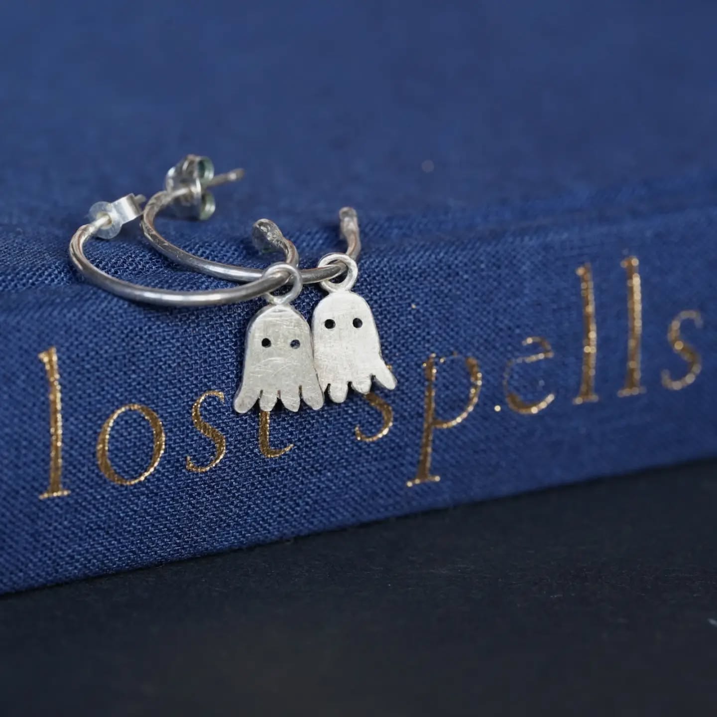 October has arrived which means it's time to put the little ghosts back on my silver hoops. I wear the hoops on their own for the rest of the year, then add the ghosts for the spooky season. It’s basically two pairs of earrings in one. 👻 👻 👻