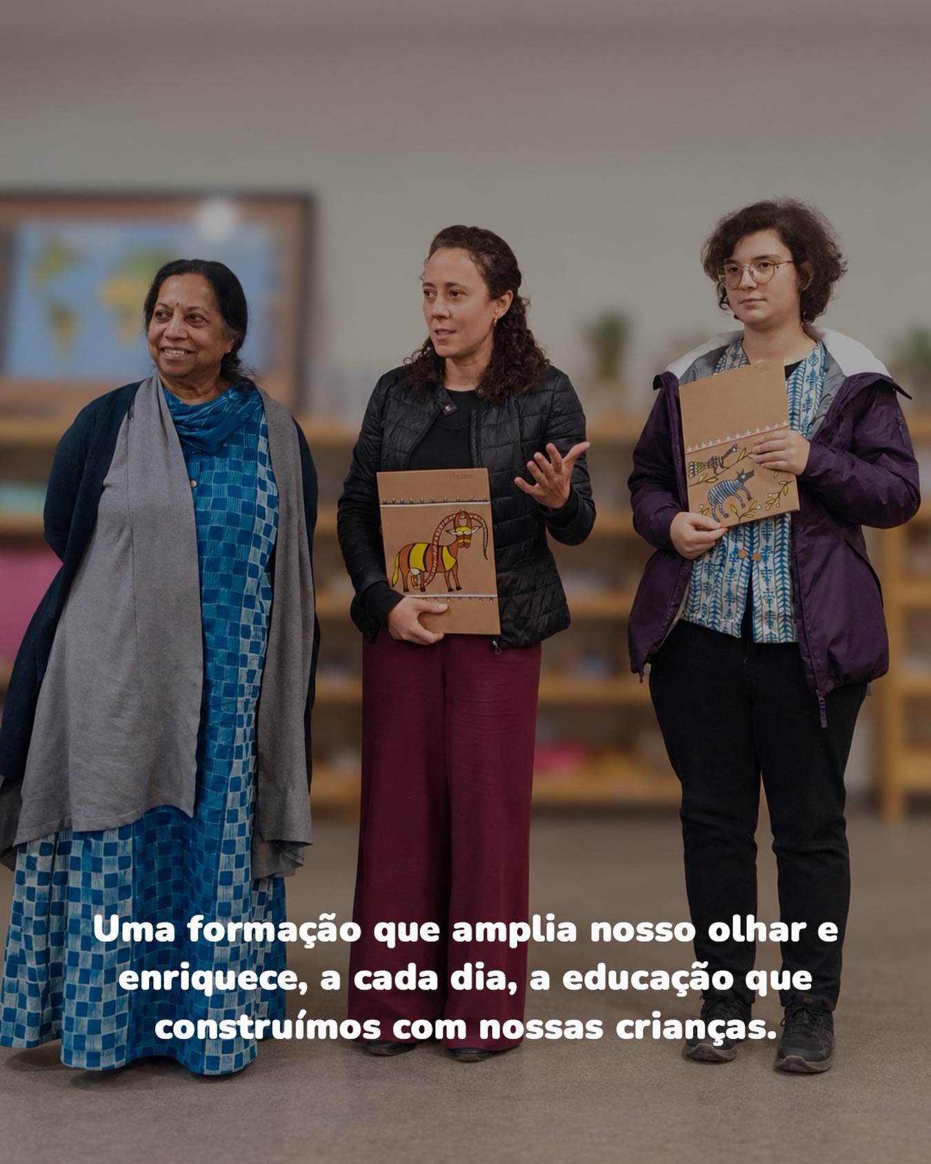 A presença de Amukta na Escola Circular também marcou a conclusão de um percurso muito especial.
Durante mais de um ano, em uma formação de 800 horas pela SchoolScape, nossa coordenadora e guia Sara e nossa diretora pedagógica Alana aprofundaram seus estudos sobre o desenvolvimento das crianças de 6 a 12 anos e sobre uma educação que integra conhecimento, autonomia, convivência e participação.
Esse aprendizado já faz parte da Circular. Está no olhar para cada criança, na preparação dos ambientes, nas propostas pedagógicas e na construção de uma escola cada vez mais coerente com a infância em que acreditamos.
A formação se encerra, mas tudo o que foi vivido e aprendido continua circulando entre nossa equipe, nossas crianças e toda a comunidade.
Parabéns, Sara e Alana, por essa conquista. E obrigada, Amukta, por tornar esse encerramento ainda mais significativo. 💚
Comunidade Circular