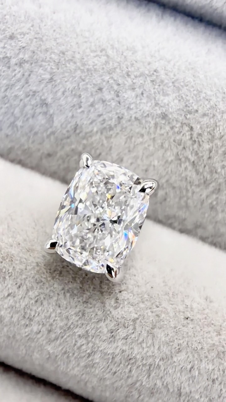 งานสั่งทำต่างหูเพชรทรง Elongated Cushion GIA 0.90ct. D Color (100) VS2 EX/EX NONE ครับ งานออกมาสวยงาม เรียบหรูมากๆครับ • 18K White Gold ✨💍
.
Budget : 5x,xxx THB +/-
.
ลูกค้าที่สนใจแวะมาชมสินค้า รบกวนนัดหมายล่วงหน้าก่อนนิดนึงนะครับ ☺️
.
ตัวเรือนทองแท้ พร้อมเพชรแท้ธรรมชาติ ใบเซอร์ GIA
.
มีหน้าร้าน พร้อมบริการหลังการขายทุกเรื่อง ดูแลลูกค้ามาแล้วกว่าสามพันคู่ ชมรีวิวจากลูกค้าได้ที่ >> https://www.minimojewelry.com/testimonial
.
ดูแบบแหวนทั้งหมดได้ที่ —> https://www.minimojewelry.com/weddingringsdesign
.
** แถมฟรี เลเซอร์สลักชื่อ เลือก Font ที่ชอบได้
** พร้อมกล่องแหวนสวยๆสำหรับเข้าพิธี
.
💎 Inbox: m.me/minimo.jewelry
💎 Line: @minimo.jewelry (มี @)
💎 Web: http://minimojewelry.com
💎 Call: 092-456-9509
.
** เนื่องจากงานของทางร้านเป็นงานสั่งทำตามความต้องการของลูกค้า ราคาจึงอาจมีการปรับเปลี่ยนตามดีไซน์ สเปคเพชร ไซส์แหวน และราคาทอง/เพชร ในแต่ละช่วงเวลาครับ
.
#minimojewelry #แหวนคู่ #แหวนแต่งงาน #แหวนเพชร #แหวนหมั้น #diamond #diamondring #แหวนเพชรแท้ #เพชรGIA #engagementring #ทองแท้ #เพชรแท้ #weddingring #เพชรแท้ราคาโรงงาน #แหวนเพชรGIA #weddingring #แหวนชู #แหวนหมั้น #ring #ใบเซอร์gia #เพชรน้ำ100 #งานแต่งงาน #เซอร์ไพรส์ขอแต่งงาน #ขอแต่งงาน #ແຫວນແຕ່ງງານ #ງານແຕ່ງດອງ #ຮ້ານເພັດ #ແຫວນແຕ່ງດອງ