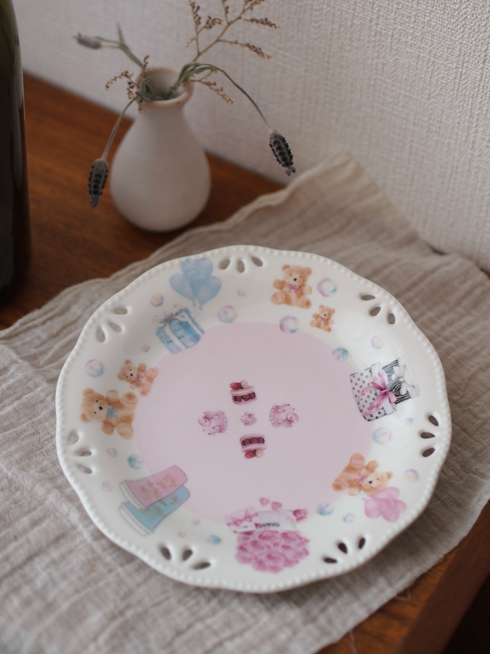 「これ、どこの白磁ですか?」
思わず聞いてしまった、こちらの作品。
透かしの入ったプレートに、
かわいらしいデザイン。
その組み合わせがとても素敵で、
どこで見つけた白磁なのか気になったのですが……
なんと、100円ショップのものだそう。
思わず「えっ、100均なんですか?」と
驚いてしまいました。
でも、考えてみれば、
作品の印象をつくるのは
白磁そのものだけではありません。
どんな白磁を選ぶか。
どんな転写紙を合わせるか。
どこに、どう配置するか。
そして、どんな作品にしたいか。
同じ白磁でも、
デザインする人によって
まったく違う表情になります。
こちらも、以前ご紹介した
76歳の受講生様の作品。
ご自宅で楽しみながら、
たくさんの作品を作られています。
IMD本部校
作品制作miroさん
焼成代行作品
アールポーセデカールコース受講中
───────────────
アールポーセは、
転写と絵付けを融合した
新しいポーセリンアート(磁器アート)。
磁器にデザインを施すハンドメイドとして、
感性を自由に表現できるのが特徴です。
Artporce®
— a fusion of decals and hand-painting from Japan.
一般社団法人
国際メゾンディレクトゥール協会 認定
@imd_2020
お気に入りを、形に。
お気に入りを、もっと暮らしの中に。
詳しくはプロフィールのリンクから
@artporce
#アールポーセ #artporce #ポーセリンアート #ハンドメイド #磁器アート