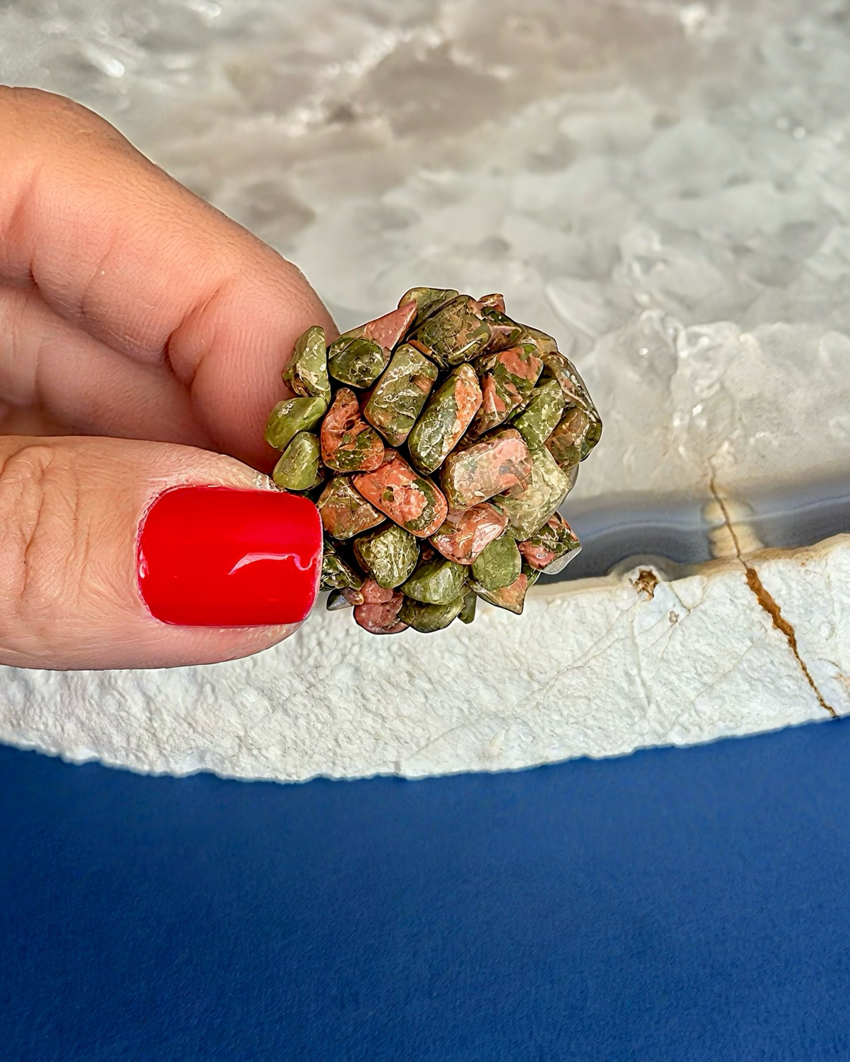 A pedra unakita combina o epidoto verde, feldspato salmão e quartzo, formando esses veios das três cores.
O resultado é um padrão marcante e que combina com infinidade de visuais.
Na imagem, anel e brincos feitos com cascalhos da unakita costurados, um a um, no bordado macramê.
Não perca a chance de ter esse conjunto acessando o nosso site e aproveite o FRETE GRÁTIS para compra de quaisquer produtos pronta entrega.
Não esqueça de usar o cupom BEMVINDA10 para desfrutar de desconto na sua primeira compra.
#luxoartesanal
#artevestivel
#aneldeunakita
#brincosdeunakita