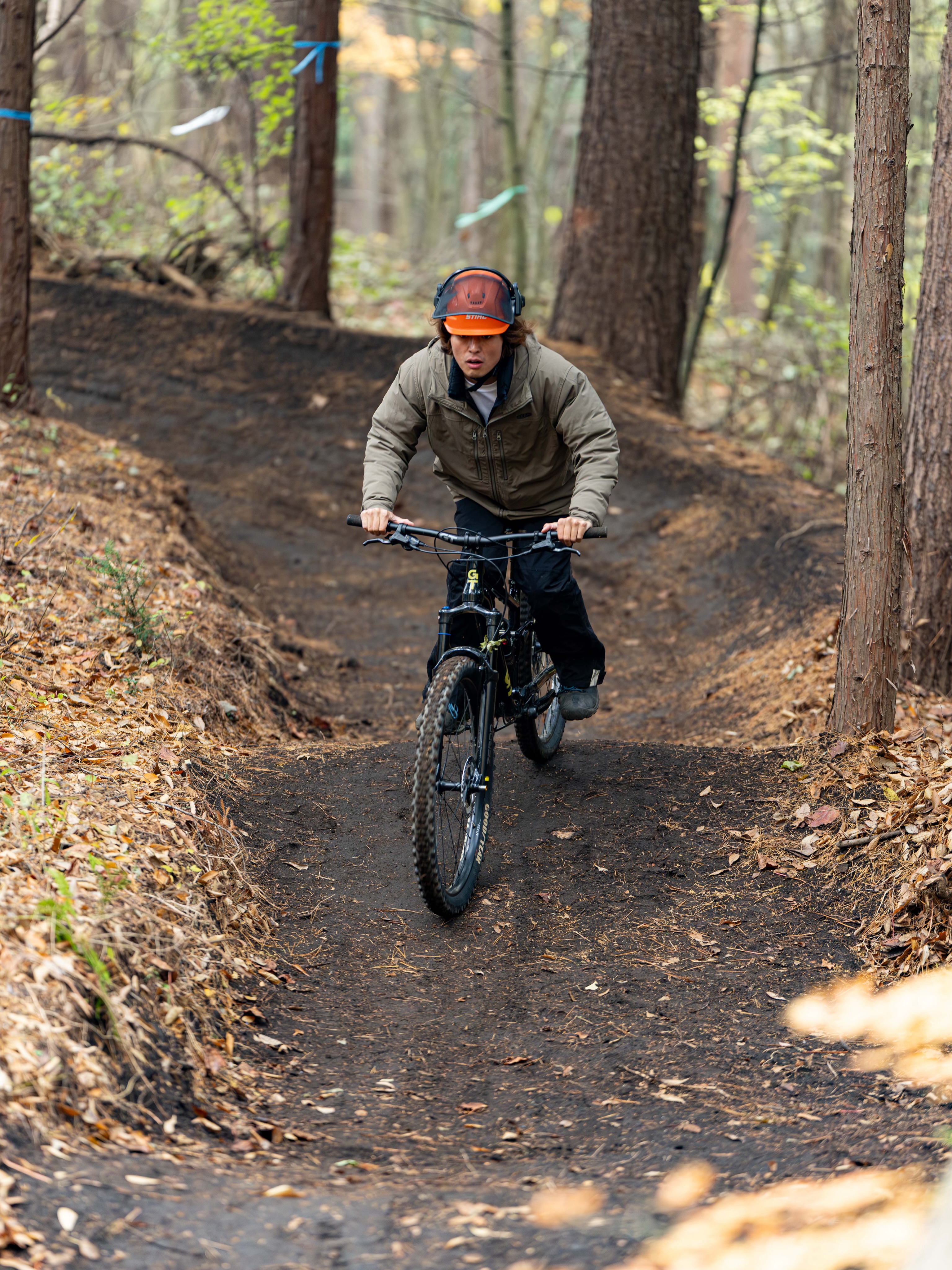 長野県小諸市・大犬窪の里山で、「MOUNTAIN BIKE TRAIL DIG & RIDE SESSION2026」を開催します。
【DIG】森の遊び場の創り手になり
【RIDE】森を遊びつくす
"多くの人が森に向かい、楽しむきっかけを創りたい"。
そんな思いを形にする取り組みです。
"仕事"と"遊び"、どちらのフィールドも「山」である私たちが、いつもどんな視点で森を見ているか、森をどんな風に遊びつくすか、みなさんにシェアさせてください。
当日は、外遊びのプロ多きDLCのメンバーがレクチャーします。
今回は新たに、間伐材を使った木製ラダーバーム作りにも挑戦します。
自然地形を活かした設計により、初心者から上級者まで、あらゆるレベルのライダーが楽しめるバリエーション豊かなコースをお楽しみください。
マウンテンバイク未経験の方も、お子さ