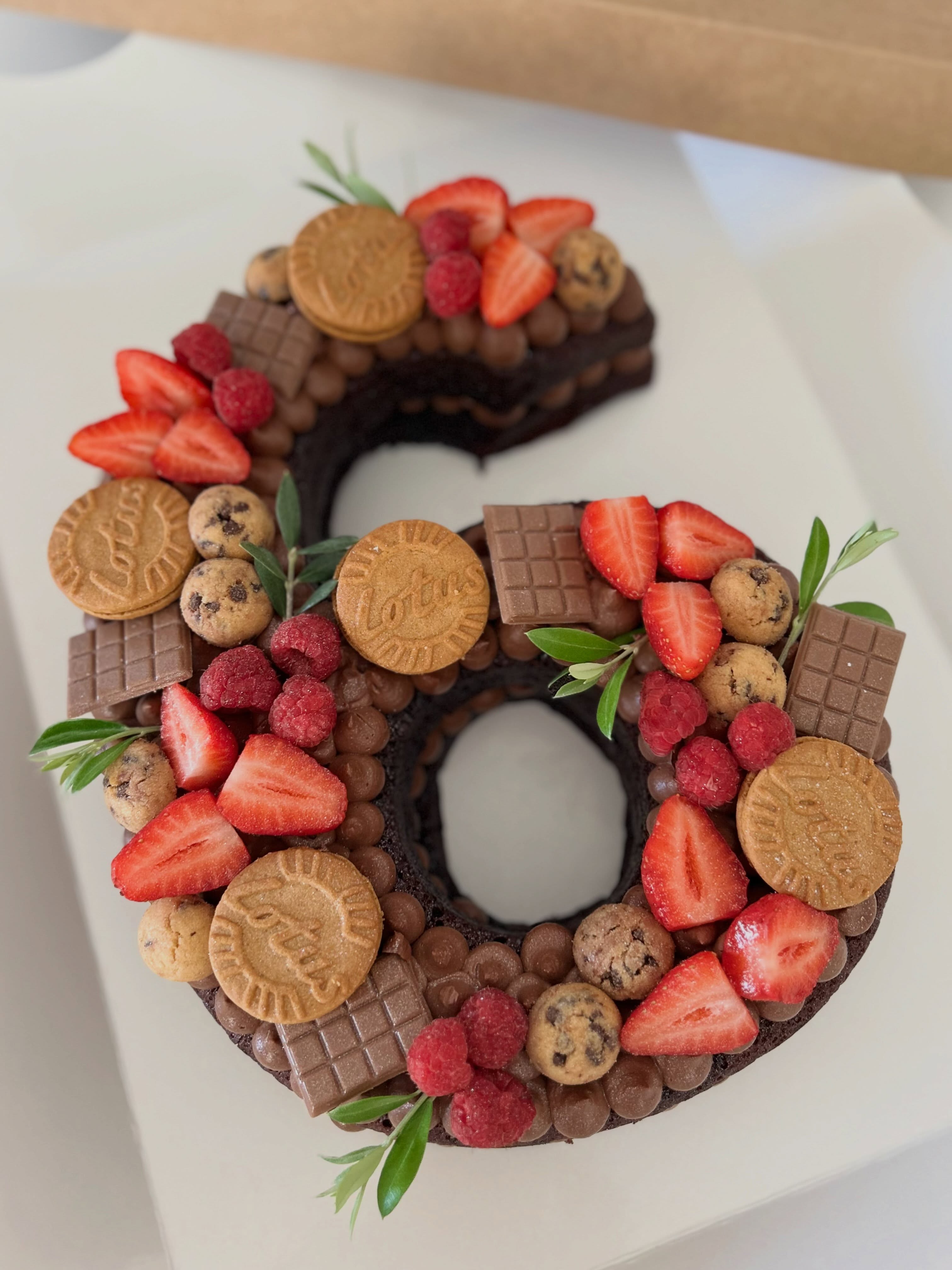 Number birthday cake.
Pastís d’aniversari número 6
Pa de pessic de xocolata farcit de trufa, decorat amb fruits vermells, galetes i xocolatines.
Només per encàrreg.
#numbercakes #pasteldenumeros #birthdaycake #pasteldecumpleaños #pastisdexocolata