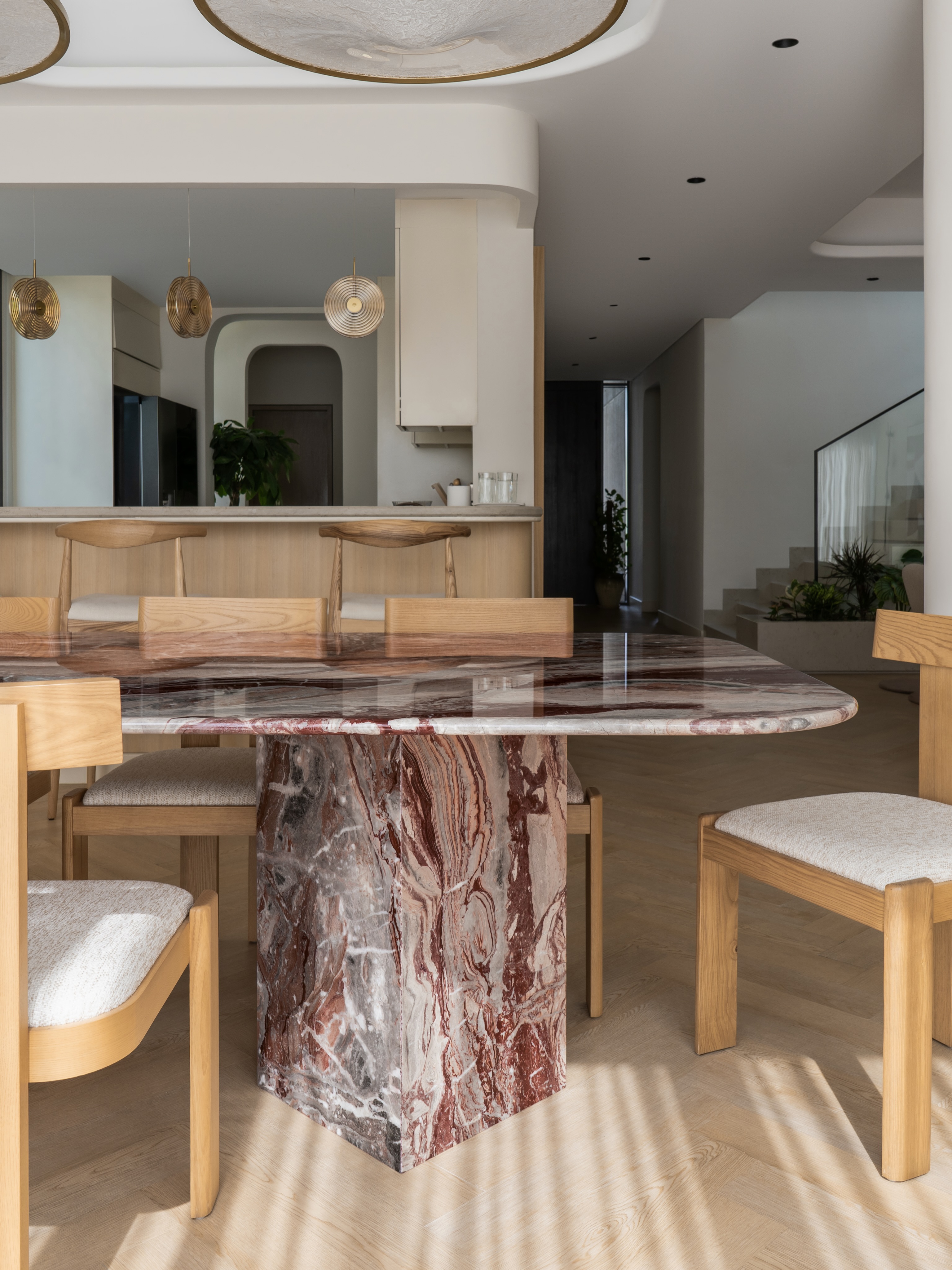 Most interiors rely on furniture to soften the hard geometry of a building. At Maison Terra, the softness begins with the architecture itself. The furniture moves between soft, organic forms and more structured, angular pieces.
ꓚ I T I ꓛ
Design studio: @DoraTokaiDesigns
Project: Maison Terra
Bespoke furniture: @DOTobjects
Photography: @casamiavisuals
#InteriorDesign #InteriorArchitecture #DubaiInteriors #MaisonTerra #DoraTokaiDesigns