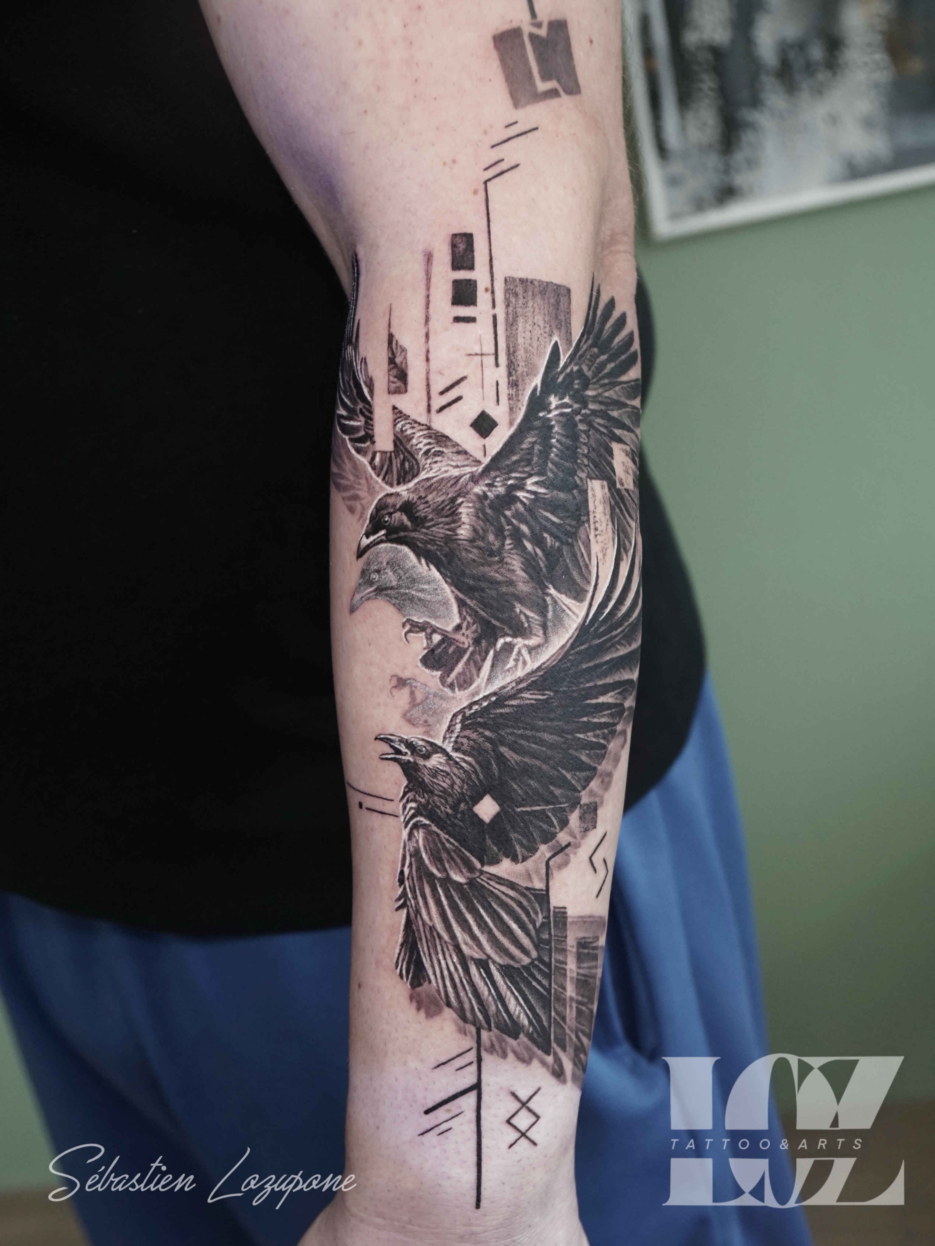 Un tattoo bien fun à faire la semaine cette semaine. Arriver à faire rentrer deux corbeaux en vol sur l’avant bras sans que ça tourne tout autour n’a pas été chose facile. Mais le résultat en valait la peine. Vraiment cool à faire ce tattoo.
Un projet? Contactez moi 😉
👇
💻 https://www.loz-tattoo.com/
☎️ : 0602536626
#tattoo #sébastienlozupone #tatouage #tracedencrestudio #inked