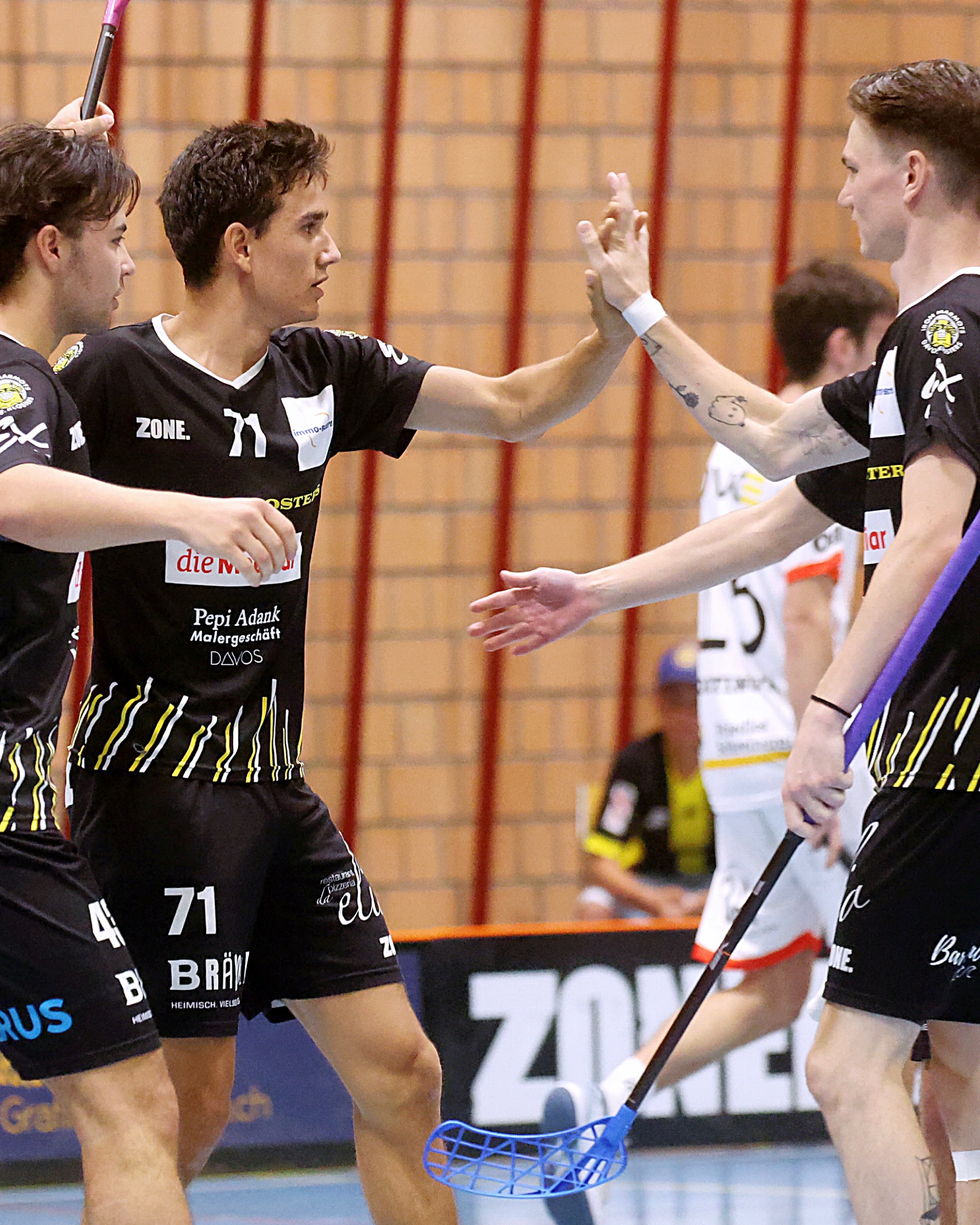 1 ärgerliche Niederlage und 1 wichtiger Sieg... das Resümee unserer ersten Doppelrunde.
Im ersten Spiel mussten wir uns den Red Devils mit 6:7 geschlagen geben. Im zweiten Spiel folgte dann die richtige Reaktion: 6:3-Sieg gegen Herisau.
Ganz besonders stolz sind wir aber auf unsere beiden Eigengewächse Nico Schawalder und Flurin Steinmann (2010er-Jahrgänge). Beide durften in Herisau ihren ersten Einsatz in unserem Fanionteam feiern und setzten gleich ein Ausrufezeichen: Beide konnten sich als Torschützen feiern lassen - was für ein Start. Herzliche Gratulation, Nico und Flurin. Die ganze Mungga-Familie ist stolz auf euch. 💛🖤
#swissunihockey #ironmarmots