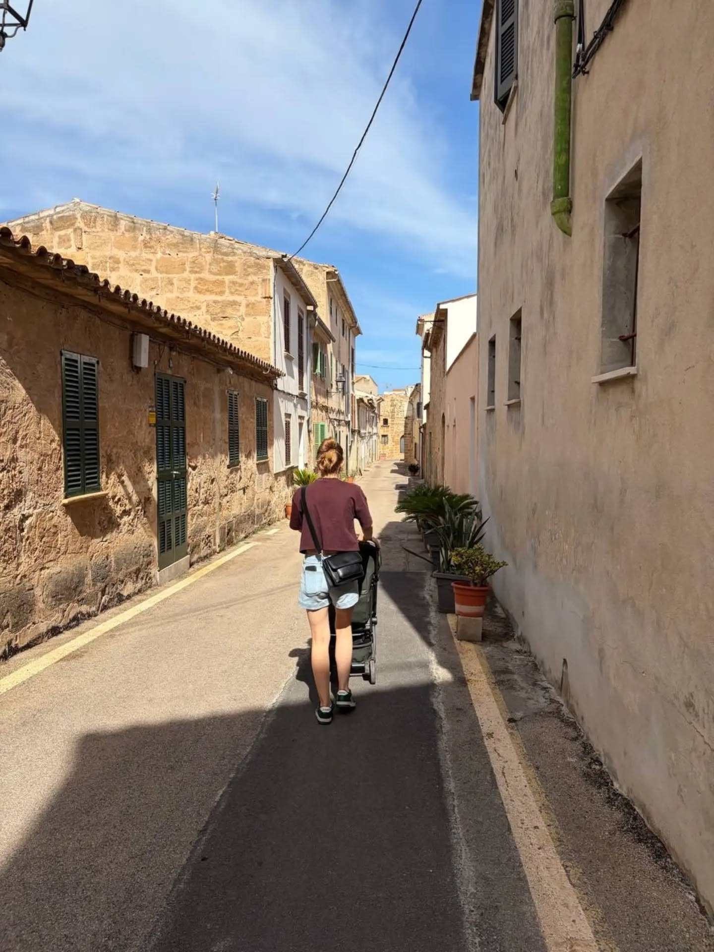 Mallorca dump. 🩵
Nieuwe manieren van een plek ontdekken voor ons.
Eerste keer vliegen 'hoog in de lucht', veel zwemmen in het 'gote bad' en veel speeltuinen ontdekken voor Luiz.
Fysiek net iets leger lopen maar een hart vol liefde.