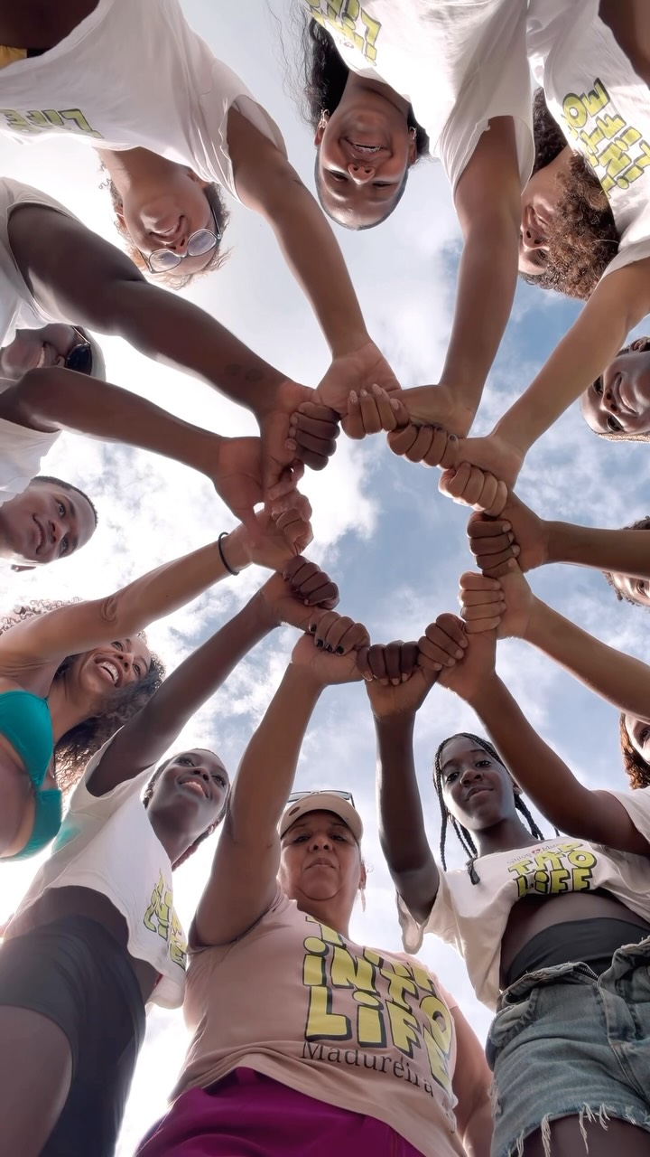 Tap Into Life is about so much more than dance. ❤️
It’s about connection. Friendship. Trust. Showing up for one another. Growing together.
And little by little, class by class, those shared moments become something bigger: a family. ✨
Our @tapintolifemadureira students remind us that when we come together, we create a space where everyone can feel seen, supported, and part of something special.
This beautiful moment was captured at this year’s @floripatap, a tap dance festival held in southern Brazil, where our President @maudiepooh proudly serves as the festival’s godmother. ❤️
One circle. Many stories. One beautiful community.
🇧🇷
Tap Into Life é muito mais do que dança. ❤️
É sobre conexão. Amizade. Confiança. Estar presente uns para os outros. Crescer juntos.
E, pouco a pouco, aula após aula, todos esses momentos compartilhados se transformam em algo ainda maior: uma família. ✨
Nossos estudantes do @tapintolifemadureira nos lembram que, quando estamos juntos, criamos um espaço onde cada um pode se sentir visto, acolhido e parte de algo especial.
Esse lindo registro foi feito durante o @floripatap deste ano, festival de sapateado realizado no sul do Brasil e que tem a nossa presidente, @maudiepooh, como madrinha. ❤️
Um círculo. Muitas histórias. Uma linda comunidade.
#ChloeAndMaudFoundation #TapIntoLife #TapIntoLifeMadureira #FloripaTap