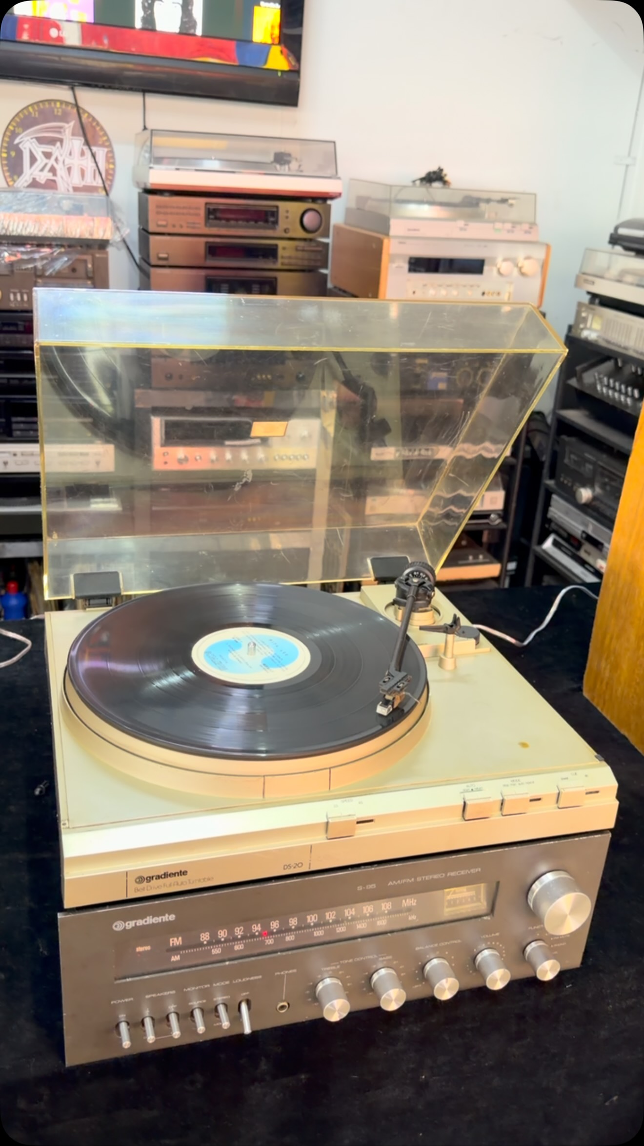 🔥Olha essa Belezura da Gradiente, segura as especificações dessa joia:
-Receiver Gradiente S-95, uma beleza de qualidade e charme, rádio AM/FM sintonizando até pensamento. Super conservado e cheio de opinião.
-Toca-discos Gradiente DS-20, com cápsula e agulha original GC11, dobradiças de metal firmes e tampa bem conservada. Full automatic funcionando e falando uma barbaridade.
-Par de caixas Polyvox 30S, com telas de proteção, madeiramento íntegro, woofer supervalente e batendo firme igual à canhota do Imperador. Agudos serenos e cristalinos como a voz de Milton Nascimento.
🏃♂️Oportunidade de adquirir uma belezinha totalmente revisada e falando muito, só chamar a nossa equipe e adquirir esse digníssimo exemplar Gradiente.
🚕 Entrego em todo o DF e envio para todo o Brasil em até 7 dias úteis. Com 90 dias de garantia.
💸Conjunto no valor de R$2.499 à vista ou parcelado em até 12x. (Consulte taxas).
☎️ 6198380-7697 Diogo
Telefone e WhatsApp
