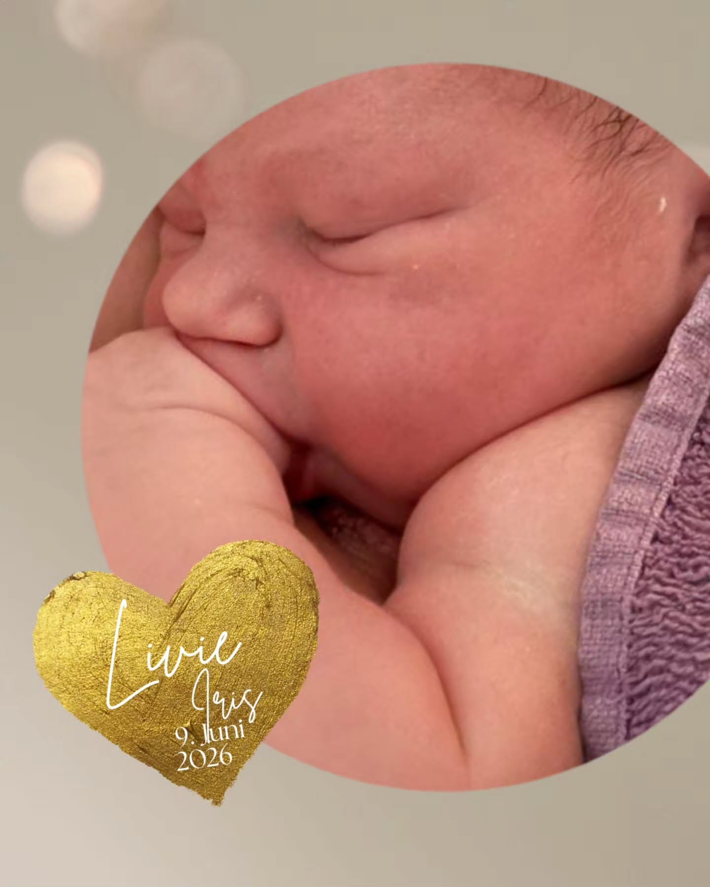 Herzlich Willkommen Livie Iris ✨️
Manchmal geht es plötzlich ganz schnell …
Am Abend beginnt es mit einem Blasensprung. Noch ist gar nicht klar, ob es wirklich schon losgeht. Doch in der Nacht werden die Wehen zunehmend kräftiger und regelmäßiger.
Gemeinsam mit ihrer Mama macht sich unsere Gebärende auf den Weg zu uns ins Geburtshaus. Noch begleitet von der Frage: Ist es wirklich schon soweit?
In der warmen Badewanne verändert sich plötzlich alles. Die Geburt nimmt Fahrt auf – und wenig später darf ihre kleine Tochter das Licht der Welt erblicken.
Und sie bekommt etwas ganz Besonderes mit auf ihren Lebensweg: Als zweiten Namen trägt sie den Namen ihrer Oma – Iris. ❤️
Papa und die große Schwester warten währenddessen zu Hause voller Vorfreude auf ihre Ankunft.
Wie schön, dass wir euch begleiten durften.
#geburtshaus #außerklinischegeburt #wassergeburt #familie #42