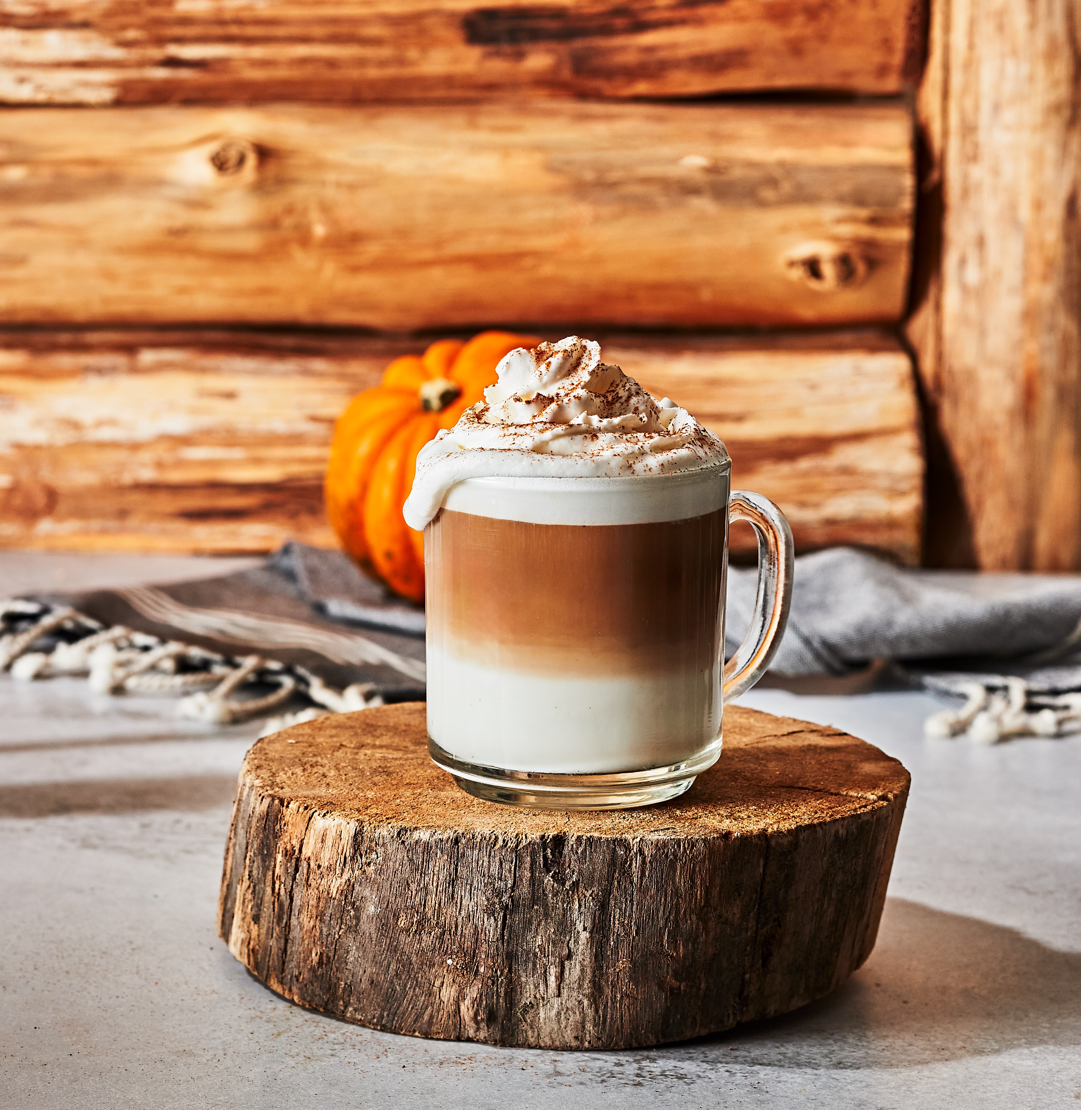 La saison des gros chandails, des feuilles orange et des lattés à la citrouille est officiellement commencée. 🍂🎃
Notre latte à la citrouille épicé est de retour.
On se retrouve pour une pause ?
#pumkinspicelatte #halloweeen #montréal