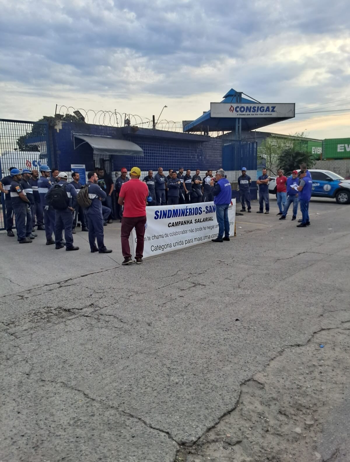 Campanha Salarial 2026 – SINDIGÁS
Na manhã desta quarta-feira, 30 de setembro, os trabalhadores da unidade São Vicente, da Consigaz Distribuidora, interromperam suas atividades das 6h às 8h para participar de uma assembleia de protesto, em razão da apresentação da contraproposta do sindicato patronal SINDIGÁS.
A diretoria do sindicato também aproveitou a oportunidade para atualizar os trabalhadores sobre as ações negativas que a empresa vem promovendo, consideradas injustas e prejudiciais aos trabalhadores.
