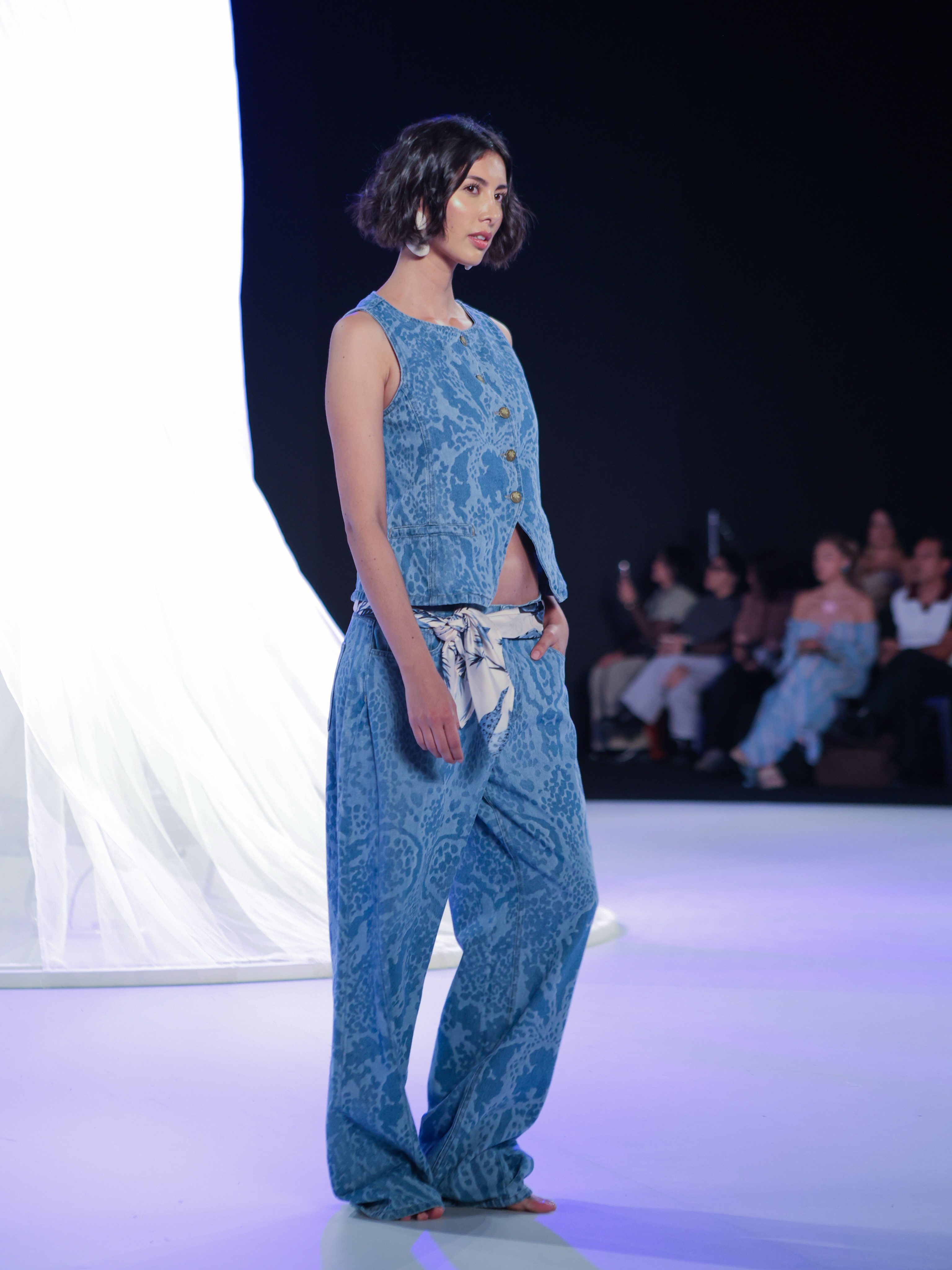 ▪️Pasarela: @eugeniafernandezofficial x @falabella_co
▪️Nota completa en Bloggaleriadearte.com
Nacida en el corazón de la región caribeña de Colombia, la marca homónima de la diseñadora surgió con el propósito de rendir homenaje a la feminidad contemporánea mediante siluetas fluidas, una cuidada ingeniería textil y, sobre todo, una narrativa visual plasmada en estampados de autor.