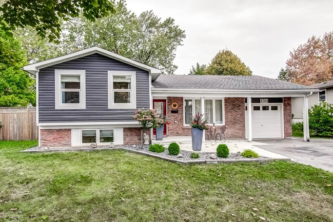 🏡✨ 🔥 JUST LISTED 🔥
4364 AYR PLACE, BURLINGTON
Welcome to this beautiful home tucked away on a quiet court in the sought-after Shoreacres area.
Offering over 1,800 sq. ft. of living space, this home has been thoughtfully updated with style, comfort and everyday living in mind.
✨ The main floor has been fully renovated, featuring a stunning new kitchen with quartz countertops, matching quartz backsplash and a large centre island overlooking the dining and living areas.
The bright, open-concept design creates the perfect space for both everyday living and entertaining.
Additional highlights include:
🤍 Newly added main-floor bathroom
🤍 Engineered hardwood flooring throughout all three levels
🤍 Walkout from the kitchen to a brand-new deck
🤍 Oversized, private backyard retreat
🤍 Quiet court location in Shoreacres
🤍 Close to parks, schools, shopping and everyday amenities
With nothing left to do but move in, 4364 Ayr Place is ready to welcome you home. ✨
📍 4364 Ayr Place, Burlington
💰 $1,579,000
🛏️ 3 Bedrooms
🛁 3 (2+1) Bathrooms
📋 MLS® W13859614
📲 Contact us to book your private showing!
#JustListed #BurlingtonRealEstate #BurlingtonOntario HaltonRealEstate BurlingtonRealtor HomeForSale BurlingtonHomesForSale DreamHome LuxuryRealEstate GTARealEstate