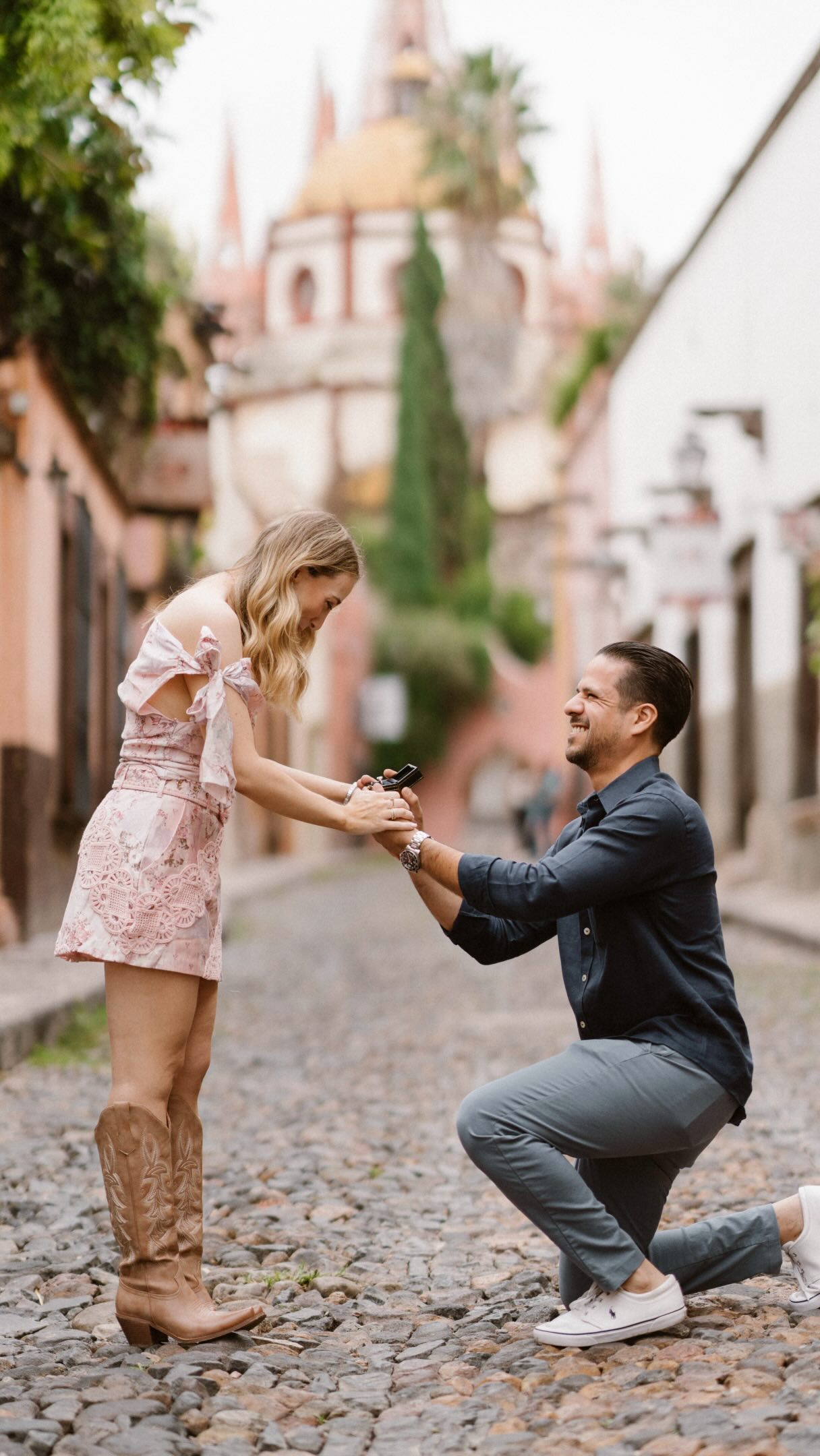 Una propuesta de matrimonio en las calles de San Miguel de Allende ❤️💍
Él me buscó para ayudarlo a planear la sorpresa… y juntos creamos una señal para que ella no sospechara nada.
Si estás visitando San Miguel de Allende y estás pensando en pedir matrimonio, déjame ayudarte a convertir ese momento en un recuerdo para toda la vida.
📍 San Miguel de Allende, Guanajuato
📸 Fotografía de propuestas, parejas y bodas
#SanMiguelDeAllende #FotografoSanMiguelDeAllende #PropuestaDeMatrimonio #WeddingPhotographer #MexicoWedding