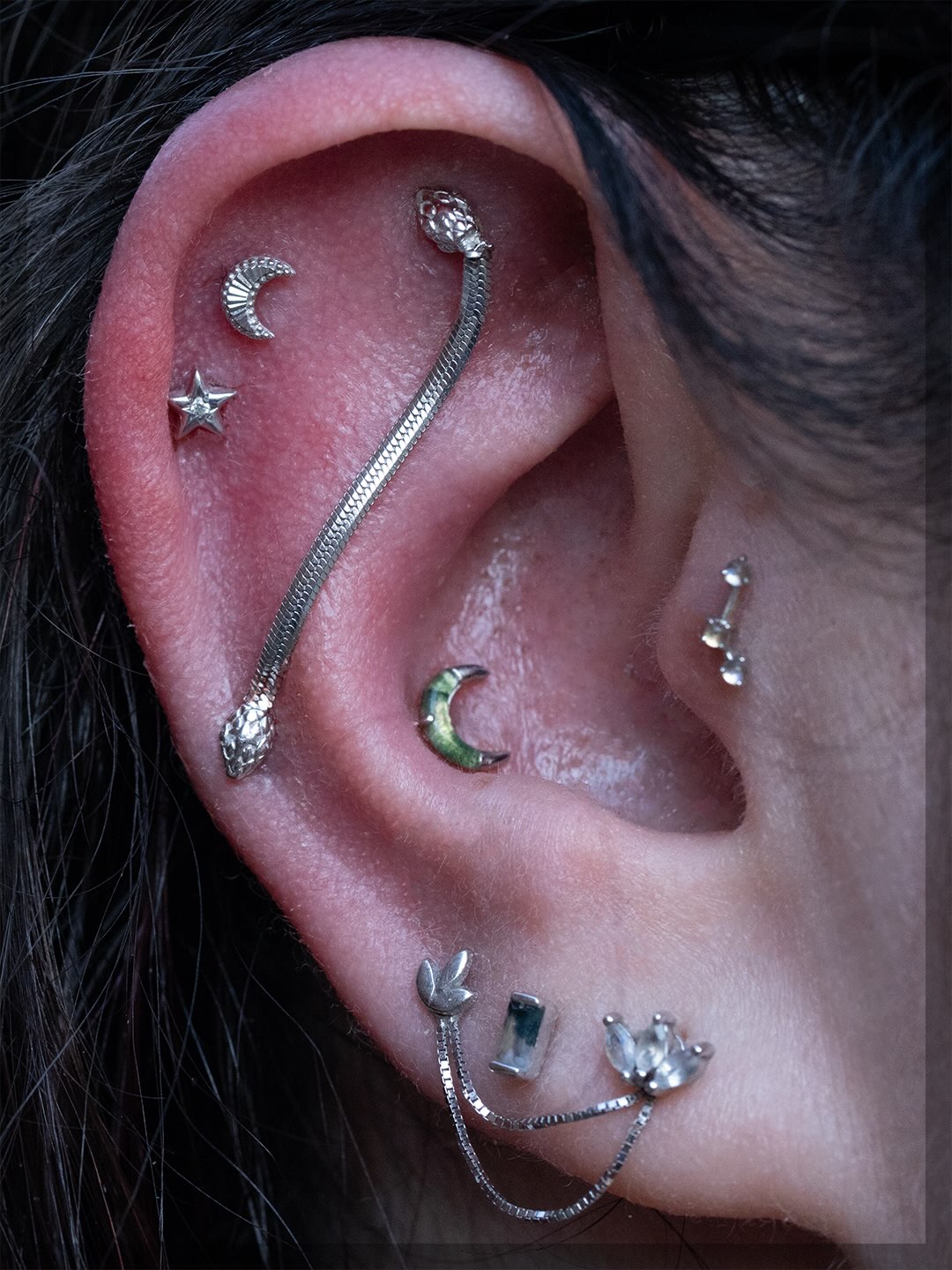 Slither into something new. 🐍✨
This statement snake steals the show, surrounded by celestial details, delicate chains, and just the right amount of sparkle. 🌙⭐️
Gorgeous 14k White Gold Ear Curation by @piercingbyroy ✨
#StayTrueBodyPiercing #SafePiercing #APPMember #earcuration