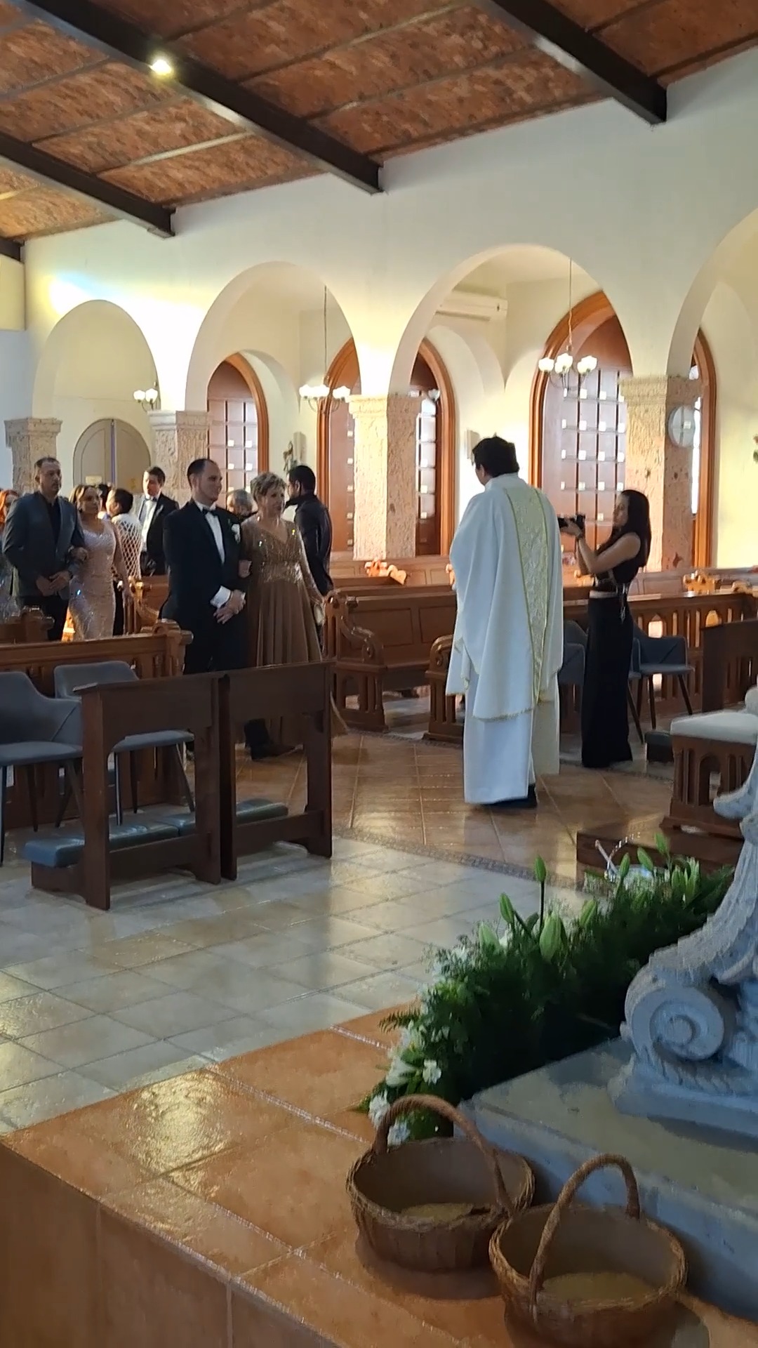 Un inicio triunfal y lleno de distinción para la Misa de Boda.
Interpretación del Trumpet Tune (H. Purcell) para la entrada del novio en la Parroquia de Nuestra Señora del Palomar, a cargo del Ensamble Laurentio.
Dotación instrumental:
• Trompeta solo
• Flauta transversal
• Violín
• Órgano / Piano
La combinación perfecta entre la majestuosidad de la trompeta y la delicadeza de la madera y las cuerdas para abrir el cortejo procesional con la dignidad que el acto sagrado requiere.
📩 Envíanos un mensaje directo con la fecha y templo de tu boda para enviarte nuestra propuesta personalizada.
#EzequielMusicaSagrada #TrumpetTune #Purcell #EnsambleLaurentio #BodasGuadalajara #BodasZapopan #ElPalomar #MusicaParaBodas #EntradaDelNovio #TrompetaYOrgano #BodaCatolica #Bodas2026 #Bodas2027