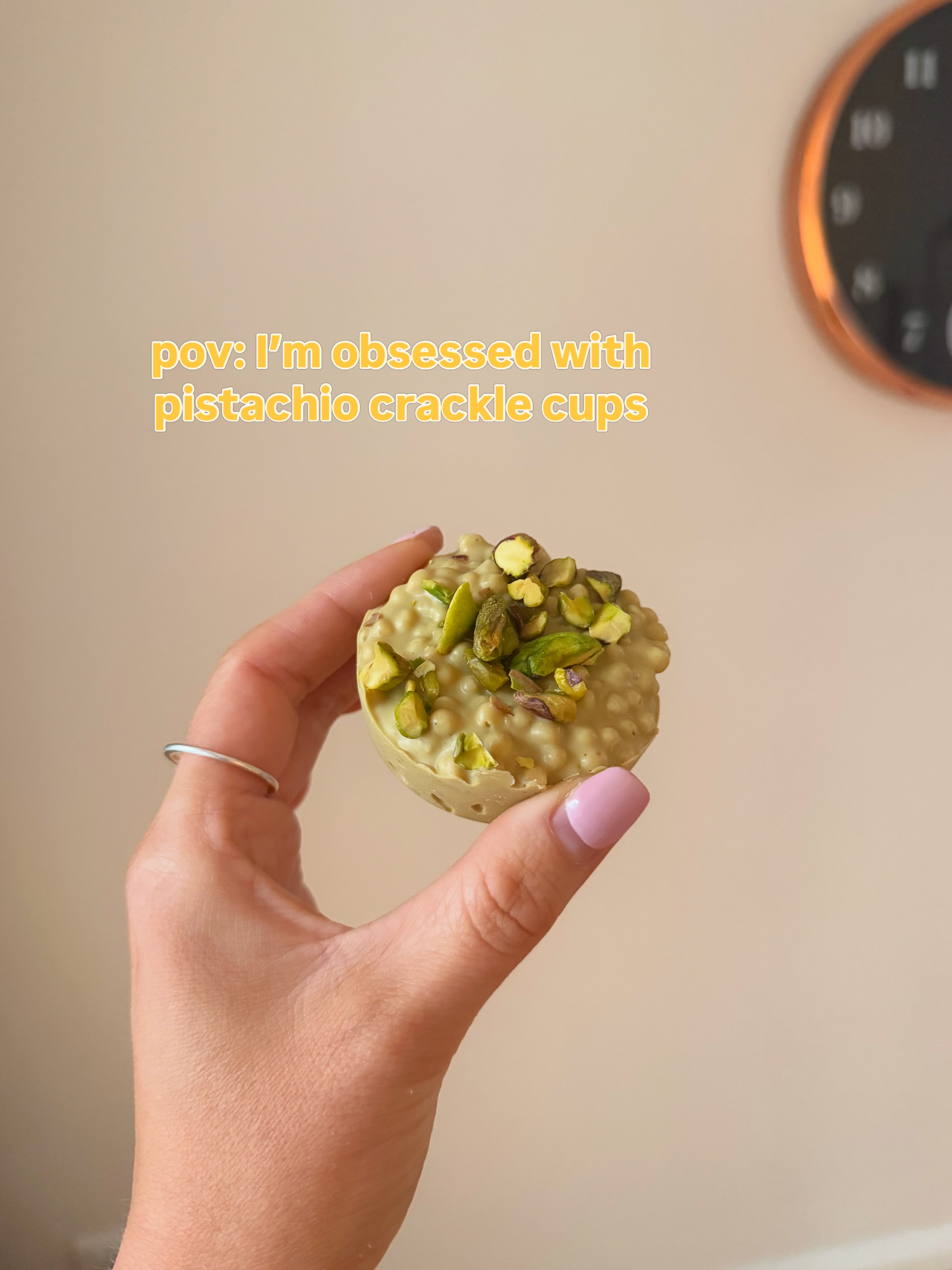 these pistachio crackle cups have me in a chokehold 🤤 this easy 3-ingredient sweet treat needs to come with a warning… you will become obsessed! Save & share the recipe below x
1 block white chocolate (I used Caramilk)
3 heaped tablespoons pistachio spread
1 cup soy protein crisps
to top: handful pistachio nuts, chopped
Melt the white chocolate and pistachio spread. Add into a large bowl with the soy protein crisps. Mix well to combine. Spoon out evenly into a 6 cup muffin tin. Top with pistachio nuts and put in the fridge to set. Enjoy!
#healthydessert #healthysnacks #treatyoself