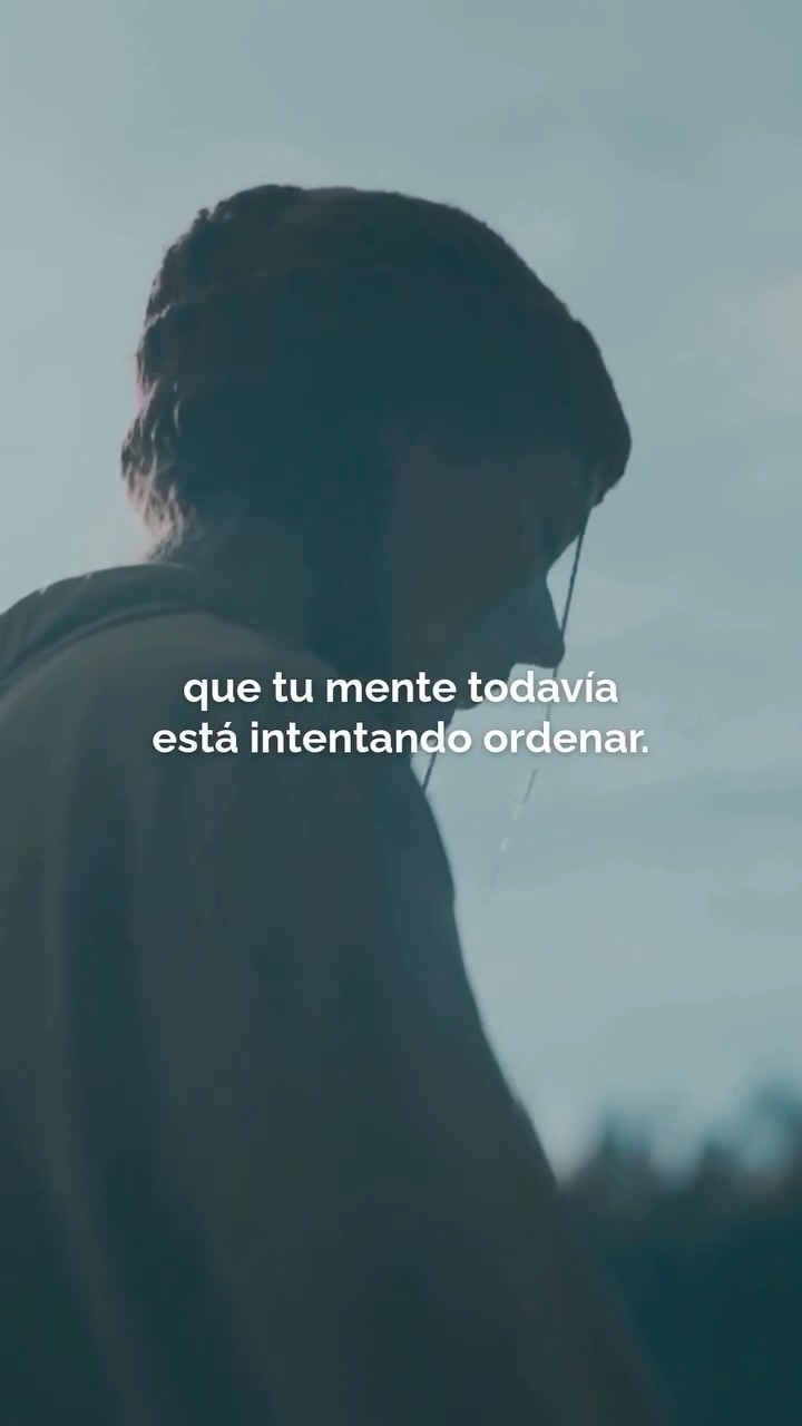 A veces el cuerpo registra algo antes de que podamos explicarlo.
Aprender a observar esas señales —tensión, apertura, incomodidad, calma— puede ampliar la forma en que comprendemos lo que nos está pasando.
¿Qué podrías ver distinto si también incluyeras al cuerpo en la conversación?