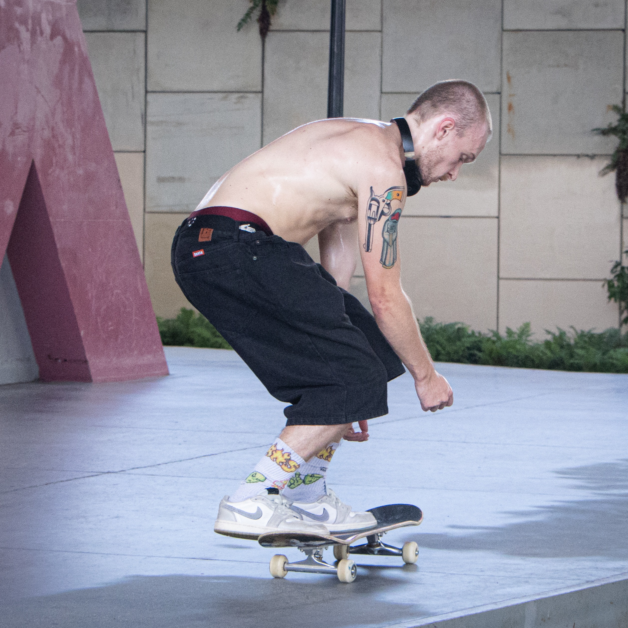 I enjoy sports photography, and I love taking shots at the skatepark. In addition to being a great skater, the shirtless gentleman with the headphones was very gracious. Thanks for letting me take you photo.❤️😊
#skateboard #artistwalkskatepark #Riversideavondale
#streetphotography #ram