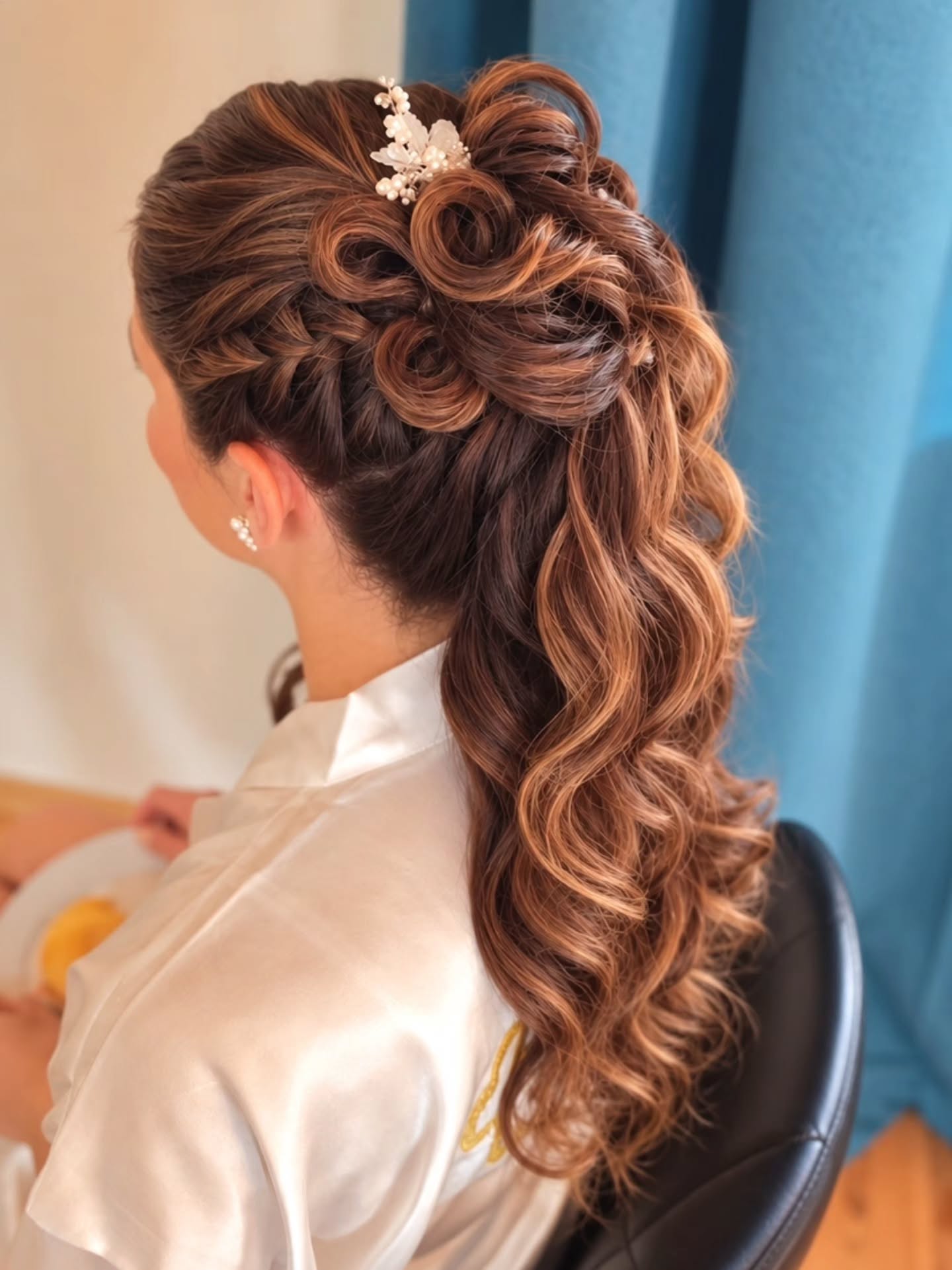 Bridal Hair 🤍
@renner.makeup
Eine Half-up Brautfrisur mit kunstvoll gelegten Locken & Loops, ganz viel Bewegung und wunderschönen kleinen Details. ✨
Besonders schön: Die feinen Strähnen durfte ich ihr erst vor kurzer Zeit zaubern – und genau bei so einer Frisur kommen die verschiedenen Nuancen und Highlights einfach perfekt zur Geltung. 😍
Der zarte Haarschmuck rundet den Look wunderschön ab. 🤍
Eine Frisur, die von jeder Seite etwas
Besonderes zeigt. ✨️
#brautfrisur #bridalhair #hochzeitsfrisur #brautstyling #WeddingHair