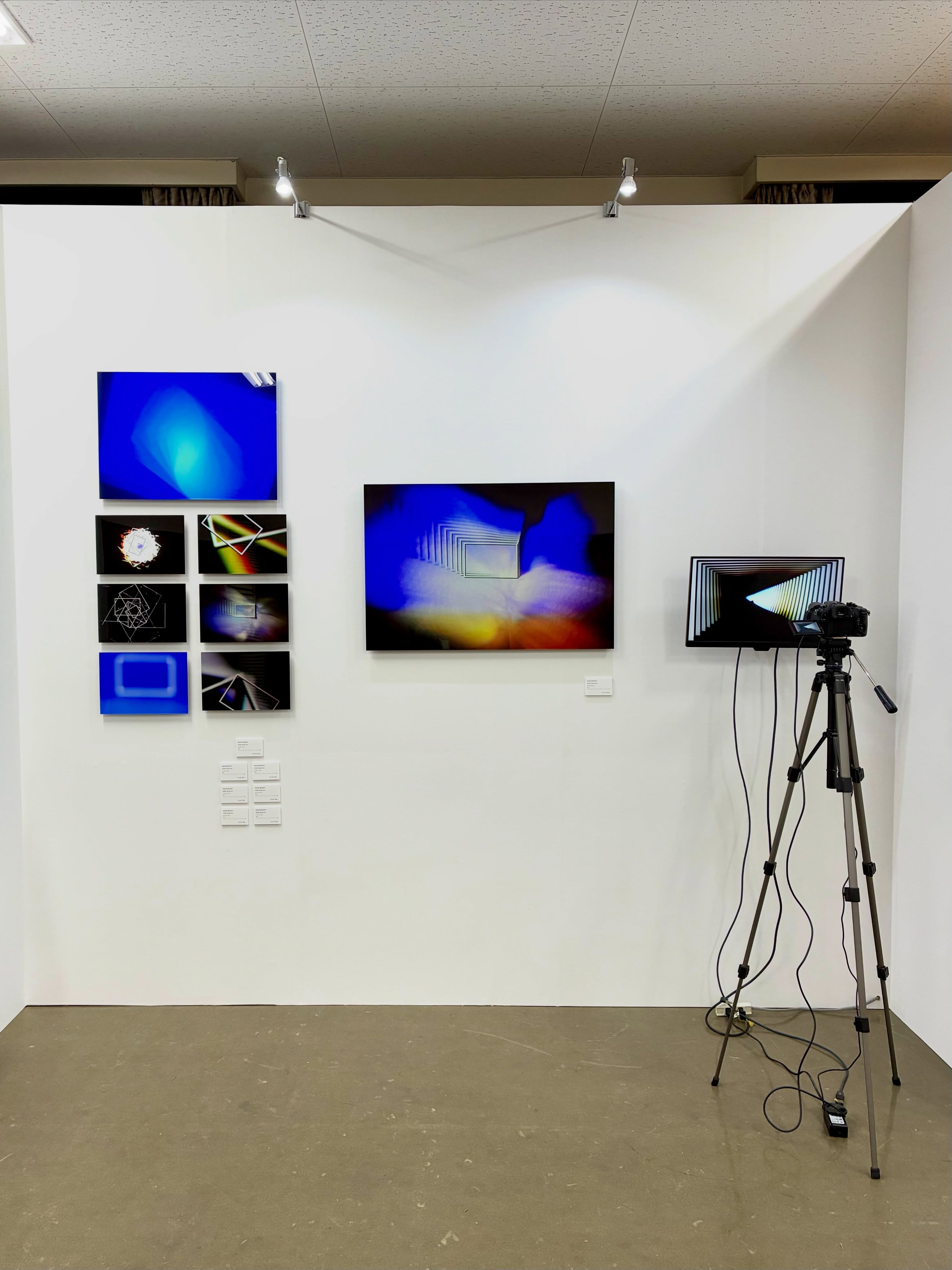 ART FAIR ASIA FUKUOKA (AFAF)のAward Photoの部門に入選して展示ております。明日10/4まで開催しておりますので、ぜひご高覧ください。
【ART FAIR ASIA FUKUOKA (AFAF) 展覧会・開催概要】
■ 催事名
ART FAIR ASIA FUKUOKA 2026 (第11回)
■ 会期
・VIP内覧会:2026年10月1日(木)
・一般公開:2026年10月2日(金)〜 10月4日(日)
- 10月2日(金) 11:00 - 19:00
- 10月3日(土) 11:00 - 19:00
- 10月4日(日) 11:00 - 18:00
■ 会場
福岡国際センター
(〒812-0021 福岡県福岡市博多区築港本町2-2)
■ 出展内容・企画
・国内外の現代美術ギャラリーによるブース展示
・AFAF AWARD 入選・受賞作品展(PHOTO部門 / 登竜門部門 / 一般部門)
■ 特徴
2015年にスタートした「ART FAIR ASIA FUKUOKA」 (AFAF) は、日本とアジアを結ぶアートフェアです。過去最高の1.5万人超が来場した2025年の実績を経て、第11回目を迎える「AFAF2026」は10月1日(木)〜4日(日)に福岡国際センターで開催されます。
今回は九州・アジア圏の機関や企業との連携をさらに強化し、選りすぐりのギャラリーによる多様でダイナミックな展示を展開。福岡ならではのホスピタリティとともに、アジアを代表するアートプラットフォームとして次のステージを目指します。
ーーーーーー
《Spread -photo-》
2017
インクジェットプリント、アクリル、木材
10 edition
カメラとプロジェクターを同一方向へ向け、撮影空間そのものを被写体として「撮影(入力)」と「投影(出力)」を同時に行うことで、画面内には映像の合わせ鏡のような無限の循環現象(フィードバック)が立ち現れる。
この構造の内部には、装置間の物理的距離、ピントやズームといった信号操作、そして入力と出力の間に生じる時間の遅延など、多様な「間」が存在している。刻一刻と変化するイメージに対し、理想のイメージが見えてからシャッターを切ると遅れてずれたイメージが撮られてしまう。そのため一瞬先を予測してシャッターを切る必要があり、この行為は主体が身体感覚を研ぎ澄ませて「間合い」を捉えるプロセスといえるだろう。
生成されるイメージだけではなく、あらゆる存在は常に変化し仮設的に存在する。またその現れは本質に関わらず、観測者の間合いのコントロールによって変化し認識されるということを示唆する。
#アート #写真 #photo #art masakitani