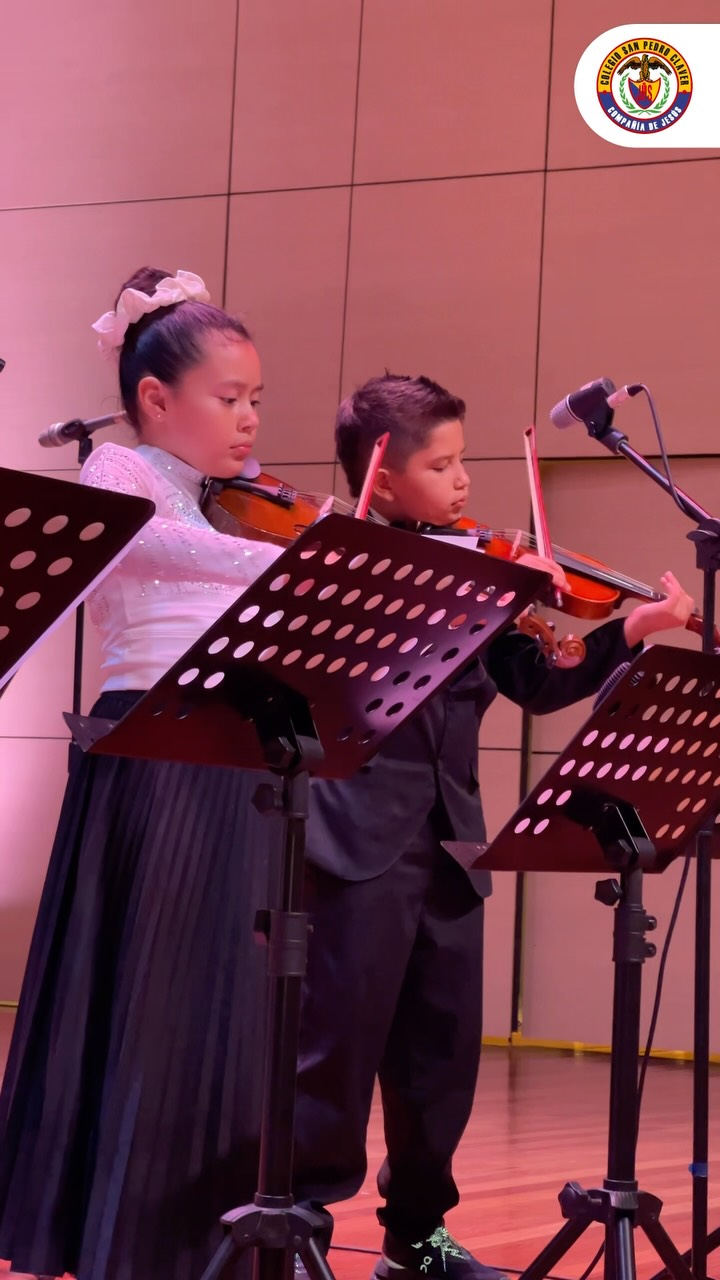 🎻✨ La música se aprende, se vive y se comparte.
El pasado 30 de septiembre disfrutamos de la 15ª versión del Concierto Didáctico de Violín en el Auditorio Carlos Ardila Lülle, un encuentro que celebró el talento, la disciplina y el crecimiento musical de nuestros estudiantes claverianos.
Durante el concierto, 11 violinistas nos llevaron por un recorrido en tres etapas: desde las primeras melodías y canciones infantiles del Grupo Inicial 1, pasando por los repertorios más elaborados del Grupo Inicial 2, hasta llegar al Grupo Avanzado🎶
Para cerrar con broche de oro, todos los violinistas se unieron en escena para interpretar “Dancing Queen”, llenando el auditorio de música, alegría y mucho ritmo. 🕺💃🎻
Una experiencia que nos recuerda que cada nota es el resultado de un proceso, y que detrás de cada melodía hay dedicación, aprendizaje y sueños que siguen creciendo.
¡Felicitaciones a nuestros violinistas y la maestra Johanna García por hacer de este concierto un momento inolvidable! 💙🎻
#ConciertoDidácticoDeViolín #TalentoClaveriano #MúsicaClaveriana #FormaciónIntegral #admisiones2027