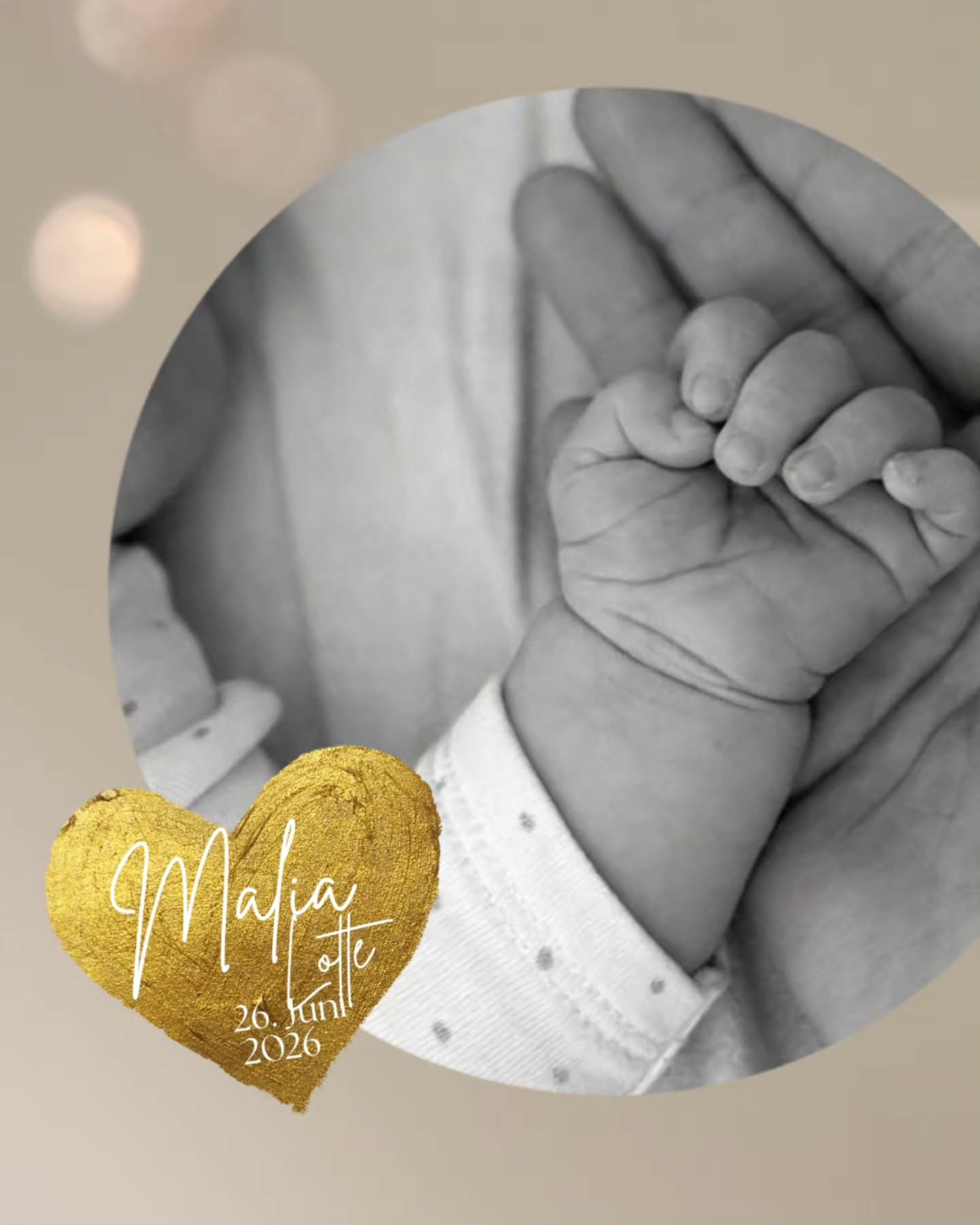 Liebe Malia Lotte ✨️
Willkommen kleines Wunder!
Wir haben dich und deine Mama in der Schwangerschaft begleitet und wussten, dass es eventuell aus medizinischen Gründen zu einer Verlegung kommen kann.
Als die Geburt zwölf Tage nach dem Errechneten Termin los ging, war die Freude groß.
Nach den ersten drei Stunden im Geburtshaus haben wir zusammen entschieden, dass eine weitere Begleitung im Krankenhaus angemessen ist.
Deine Eltern waren sehr glücklich, als sie dich nach weiteren sechzehn Stunden in die Arme nehmen konnten. Eine anstrengende Reise lag hinter euch, als ihr euch nach ein paar Tagen auf den Weg nach Hause gemacht habt.
Wie schön, dass Sabrina euch im Wochenbett weiter begleiten durften:)
Vielen Dank für eurer Vertrauen!
Alles Gute für euch!
#geburtshaus #wunder #geburtsreise #43