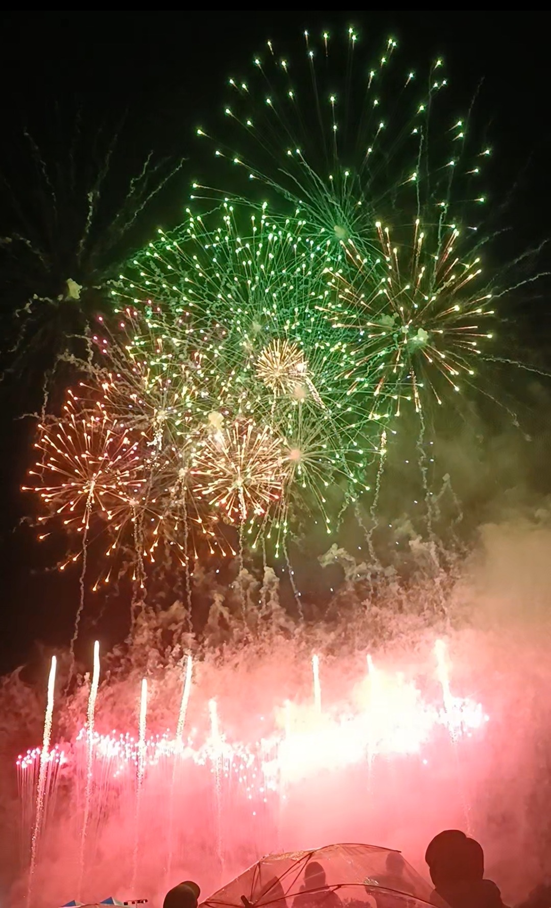 こんにちは
きらっと介護支援センターです。
昨日は城陽秋花火大会でしたね。
1日雨模様でどうなることかと心配していましたが、花火の時間帯は雨も上がって綺麗な花火が夜空に広がっていました。
きらっとの事務所からは見ることができず、花火会場で楽しみました。
近くで観る花火は迫力満点!!
何回歓声をあげたことか(笑)
雨のおかげて空気が澄んでいたのか、京都市内からも観れたようです。
みなさまはどこで楽しまれましたか。
城陽の花火大会が終わると
夏終わったなー秋が本格的に来るなー
という感覚です。
季節も着実に進んでおり、体調管理が難しい季節でもありますが、
みなさま元気にたのしくすごせますように。
#きらっと介護支援センター
#きらっとのデイサービス
#介護事業所
#城陽市
#城陽秋花火
#花火大会
#秋
