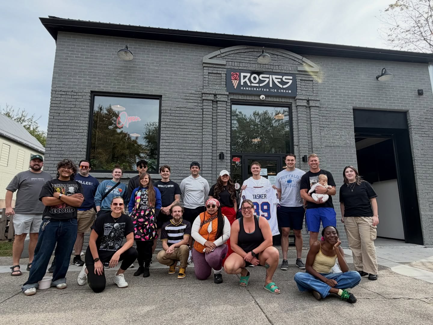 Our inaugural ice cream eating contest was a huge success! Thank you to all who participated! Thank you to Steve Tasker who donated #89 signed jersey and MC’d the event! Thank you to @makaylaqjoyphotography for the photos! Thank you to the Rosie’s team for making it happen 🌹
We had 7 people complete the challenge! Pictured in the second photo!
#havearosieday #icecreameatingcontest #buffalove