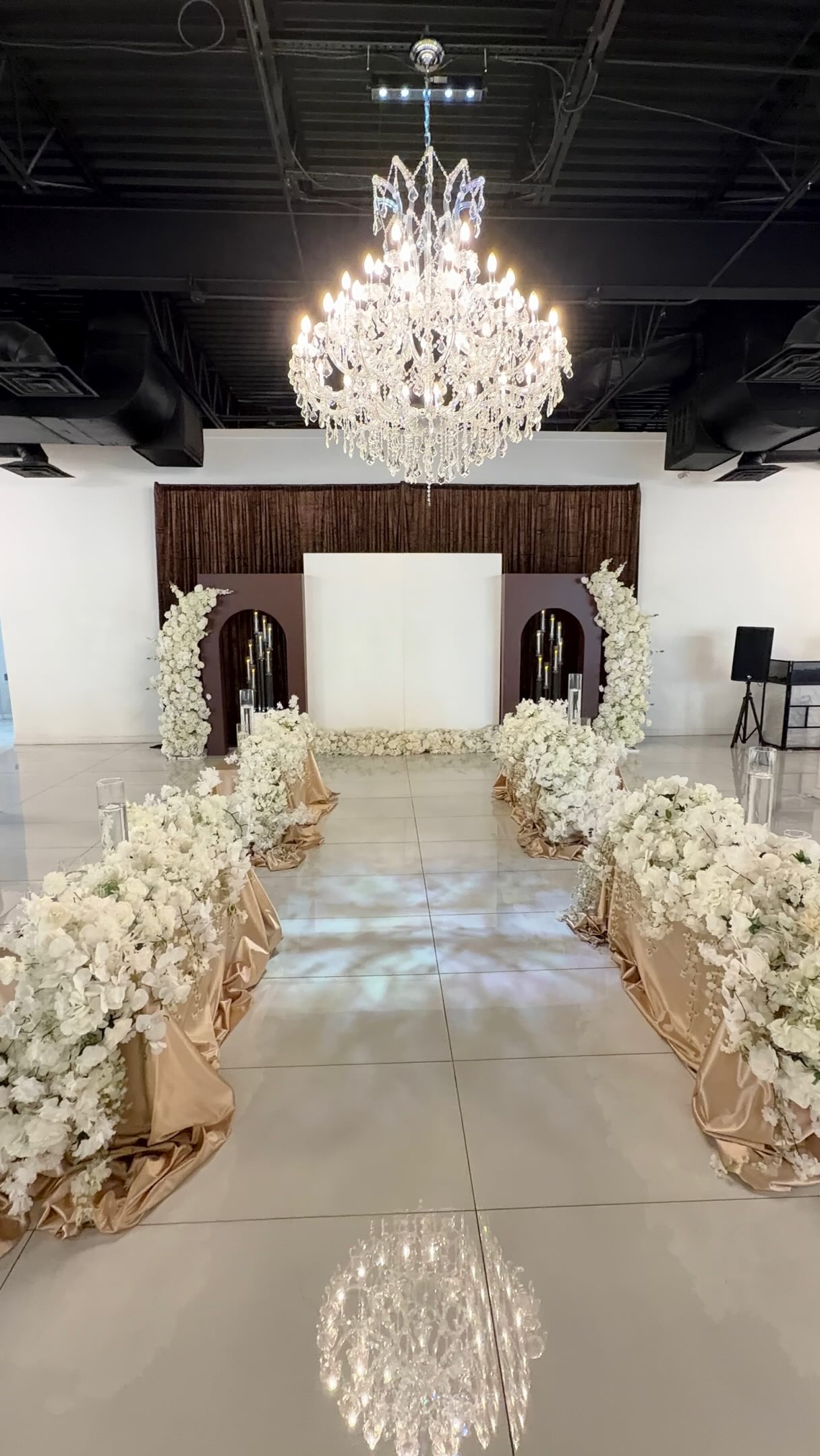 I had the pleasure of catering a beautiful wedding at one of my favorite Venues @_venue4all . And I had the opportunity to work with some awesome event professionals.
Designer/ Coordinator @opulenteventsva
Bartenders @_liquidluxe
Dj @djdirtydi
Photography @preciouspicspro
Catering yours truly @kitchen.nerd.catering assisted by @jordancooks._