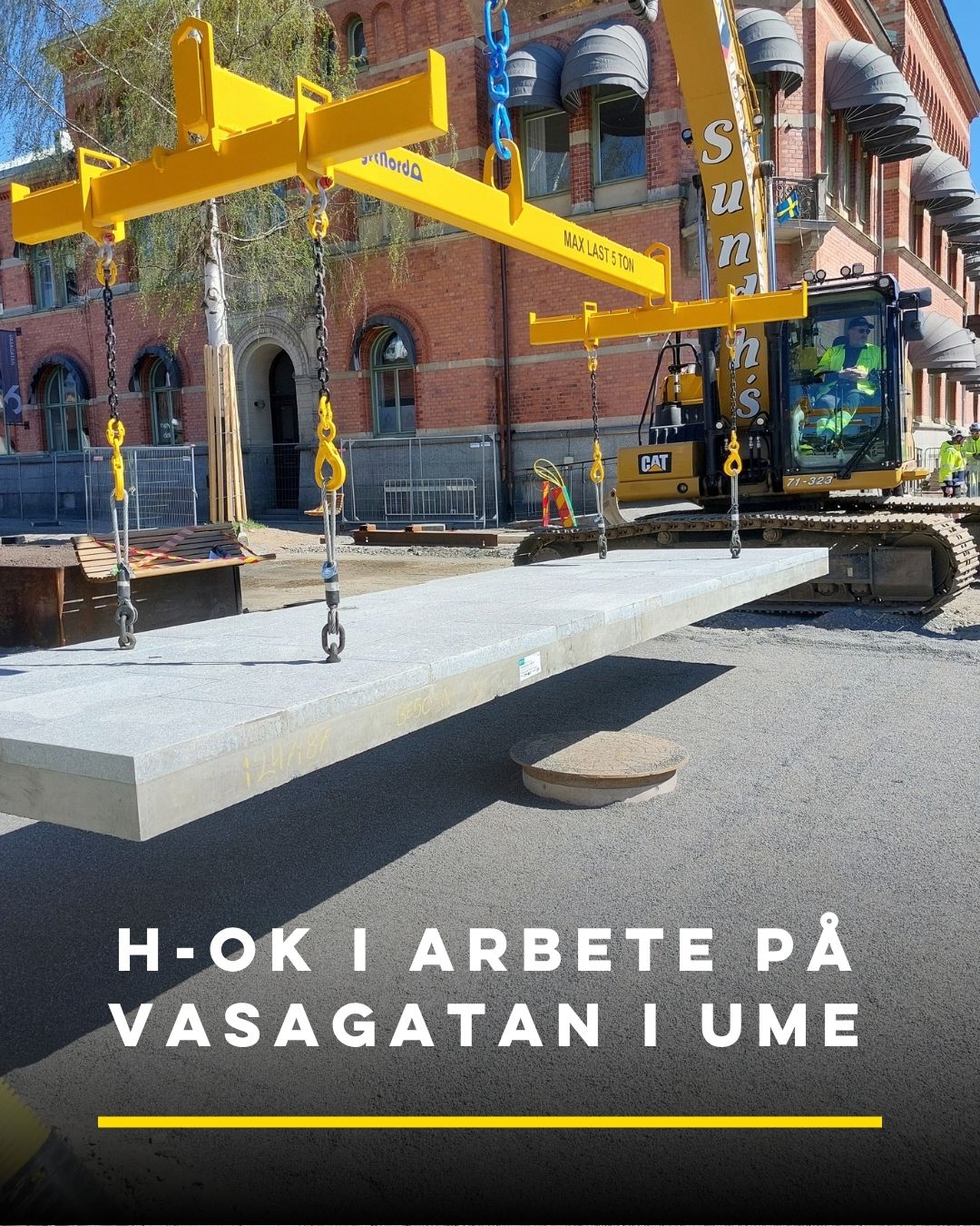 En tillbakablick till Vasagatan i Umeå.
2024 tog vi fram ett ställbart H-ok till Skanska för hantering av prefabricerade Terrakomp-moduler i projektet.
Oket kan ställas in i både längd och bredd och har en maxlast på 5 ton.
På bilderna ser ni det där vi helst vill se våra lyftredskap – ute i arbete hos kunden.
S:t Erik har också gjort en film om projektet där vårt H-ok syns i användning. Vi länkar till filmen i kommentaren och delar i vår story. Ni kan se oket i användning från 1:10.
