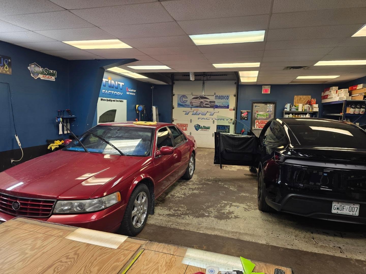 Couple different eras in the shop today 👀
Old-school Cadillac on one side. Brand-new Tesla on the other.
Different decades, same reason they’re here. 😎