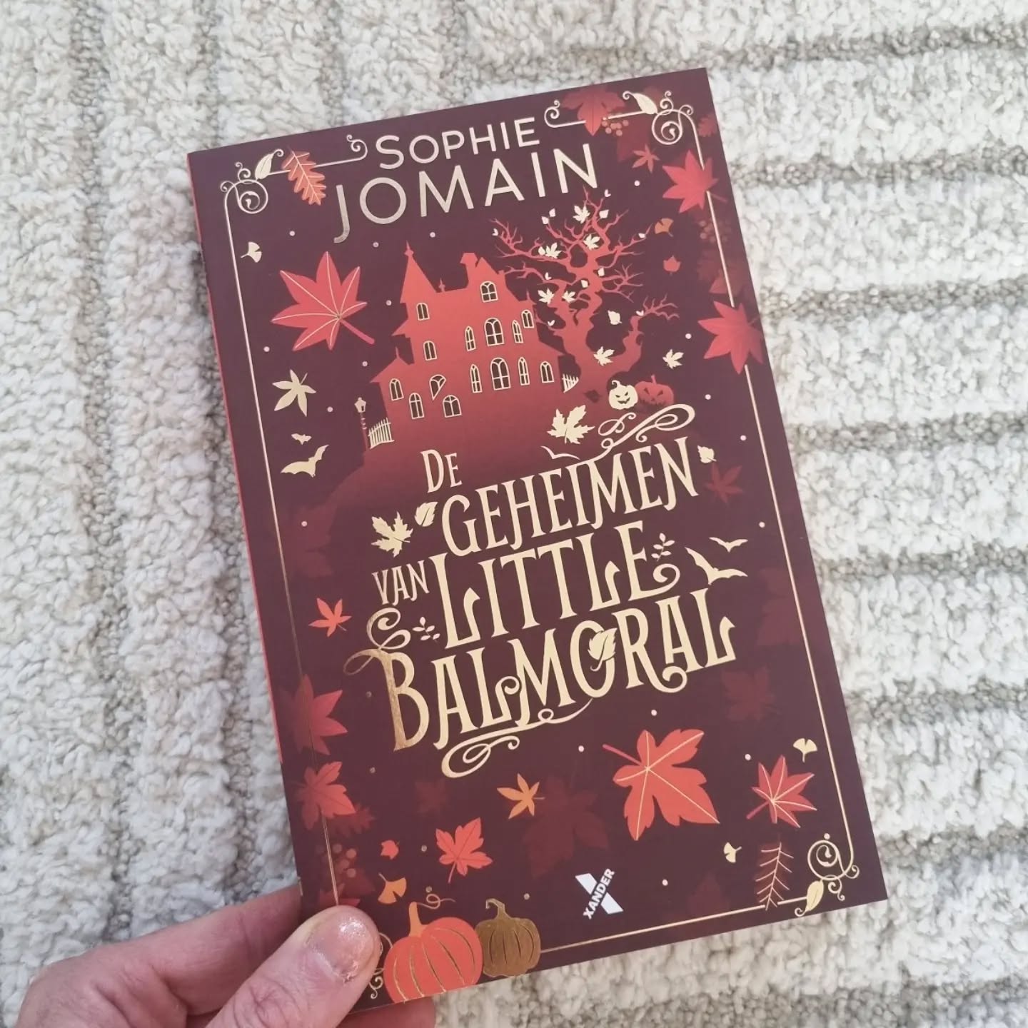 Nieuwe leespret!😍❤️❤️😍
Alleen die cover al... geweldig, sprankelend en sfeervol. @xanderuitgevers super super bedankt voor dit heerlijke en veelbelovende recensie-exemplaar.
🌟Ga jij 'm lezen?🌟
• • • • • • • •
📚Flaptekst📚
In De geheimen van Little Balmoral beschrijft Sophie Jomain hoe Phèdre een mysterieus landhuis erft in Frankrijk, én laat ze de lezer meepuzzelen tijdens het verhaal. Voor fans van Murdle.
In de puzzelroman van Sophie Jomain, De geheimen van Little Balmoral, reist de 24-jarige Phèdre vanuit Quebec naar het Franse dorp Cornehotte, waar ze als kind haar vakanties doorbracht. Ze komt om de erfenis van haar vervreemde tante Renata op te eisen, en wordt dan onverwachts de eigenaar van Little Balmoral: een enorm, vervallen landhuis gehuld in mist, geheimen en jeugdherinneringen.
Alsof dat niet genoeg is duikt er een journalist op, die een oude bekende is van Phèdre: haar eerste liefde. En daarnaast vindt ze een brief van meer dan vijftien jaar geleden, op miraculeuze wijze verspreid door het huis. Lukt het Phèdre om de geheimen van het landhuis te ontrafelen?
Sophie Jomain is bestsellerauteur in Frankrijk, Nederland en België, en schreef met De geheimen van Little Balmoral een van de origineelste boeken van het jaar. In het boek zitten speciale pagina's waarop je zélf op zoek gaat naar aanwijzingen. Voor fans van Het Pumpkin Spice Café en Murdle.
#sophiejomain #degeheimenvanlittlebalmoral #xanderuitgeverij #heerlijkromanslezen
