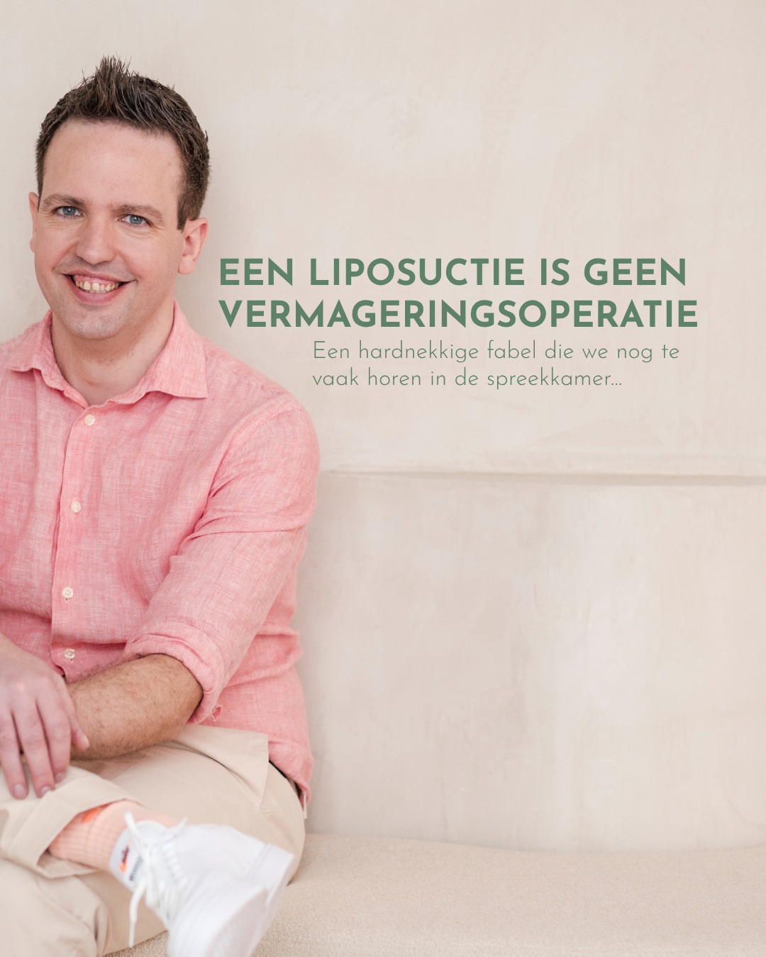 We zien regelmatig patiënten die ontzettend gezond leven, getrouw sporten en toch merken dat die ene specifieke zone (zoals de heupen, buik of 'love handles') onveranderd blijft.
De reden? Genetische vetverdeling. Op bepaalde plekken heeft je lichaam nu eenmaal meer vetcellen opgeslagen. Wanneer je afvalt, worden die cellen wel kleiner, maar hun aantal blijft gelijk.
Dat is exact waar het misverstand rond liposuctie ontstaat. Liposuctie is namelijk geen manier om vet te verbranden of gewicht te verliezen, maar een techniek om de structuur en het aantal vetcellen op een specifieke plek definitief aan te passen.
Wil je meer informatie over liposucties? Maak vrijblijvend een afspraak via de link in bio.