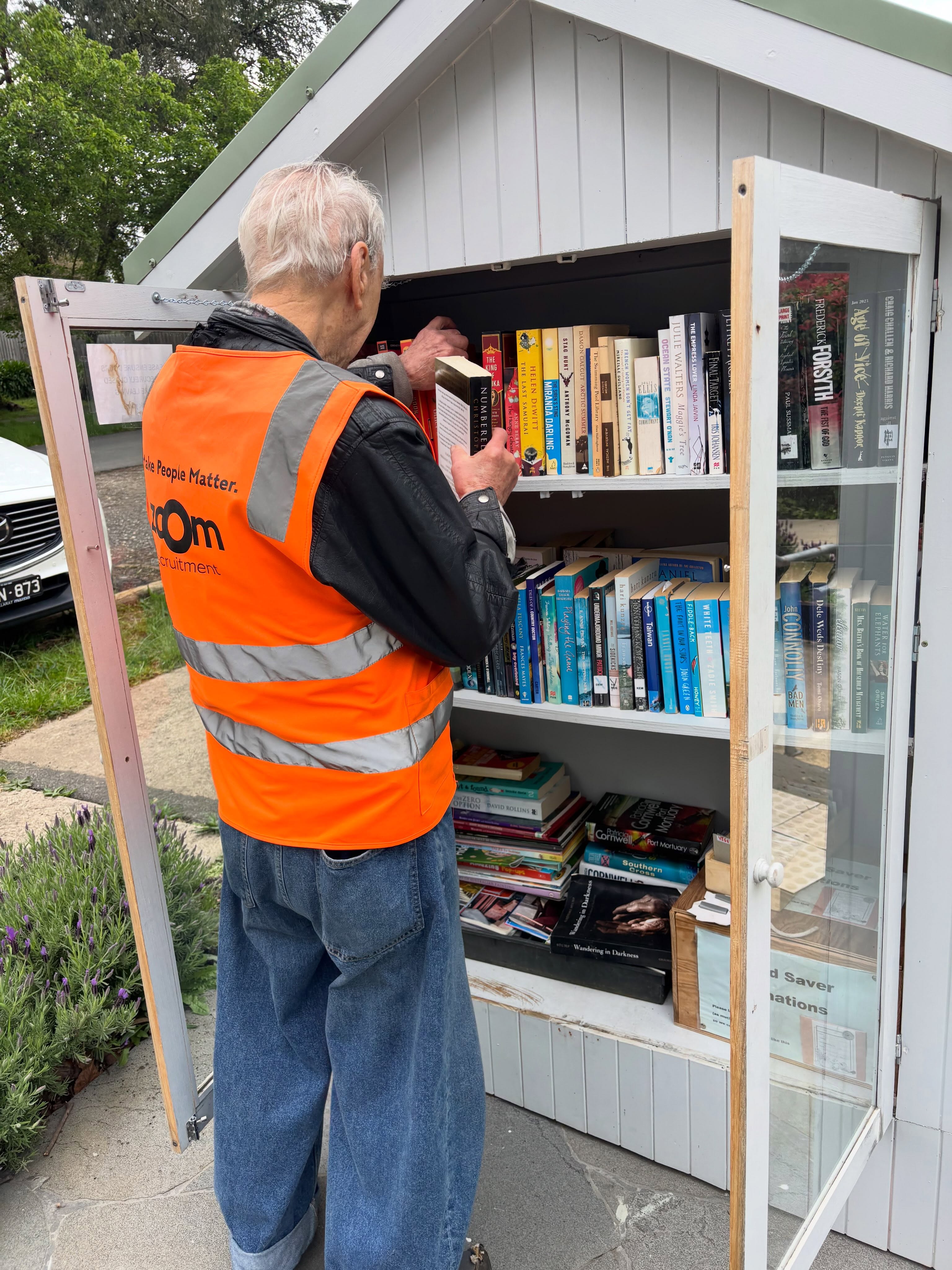 Shout out to Macedon local, David for swinging by the house in his high vis this mornig to return his book and grab a new one for the week ahead.
MMMCH is always chuffed to witness our local community utilising all of our wonderful facilities.
Enjoy your next book, David!