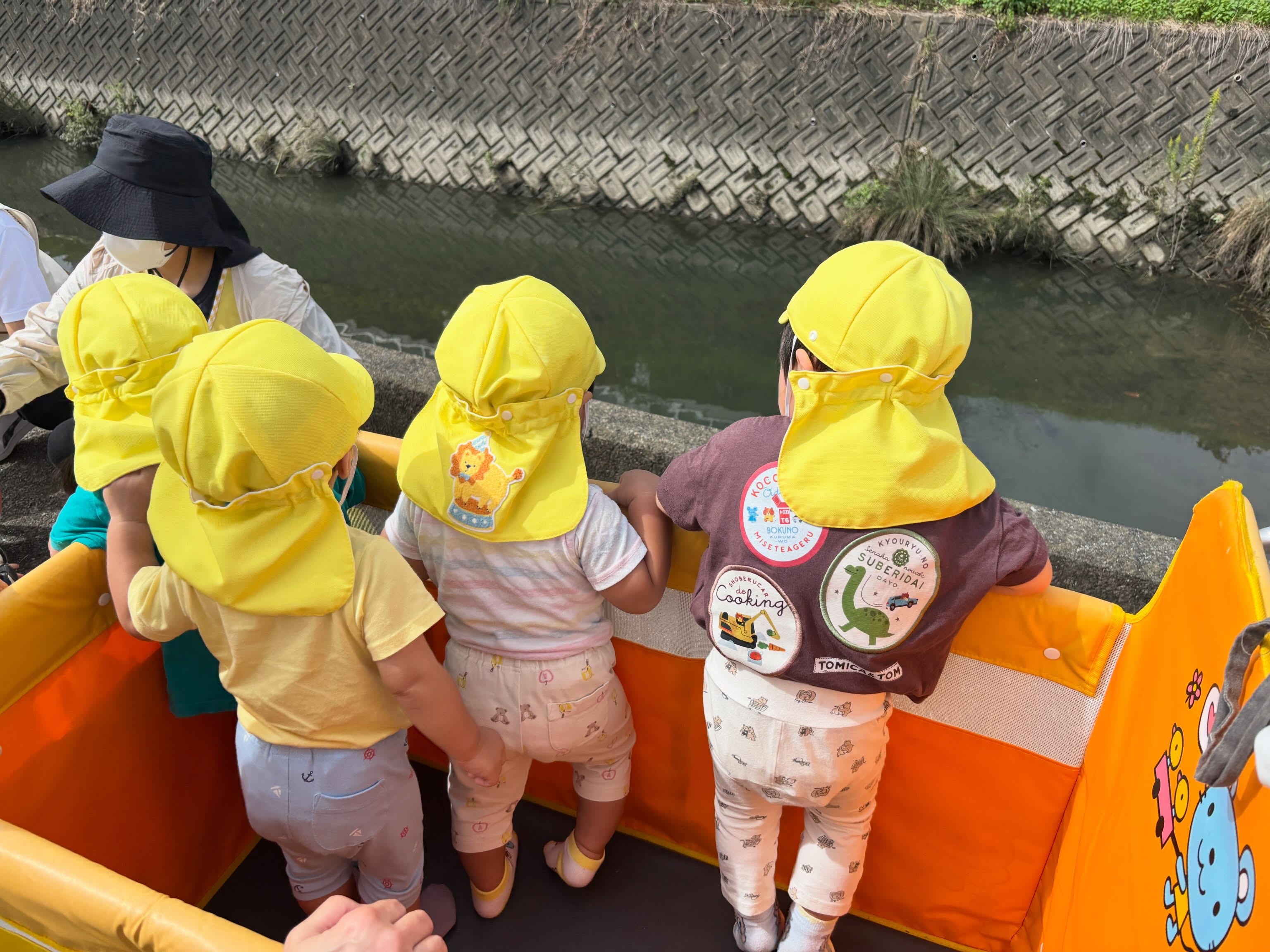 .
こんにちは☀️
にじいろ保育園です🌈
先日、久しぶりに近くの小川までお散歩に行ってきました👟
朝の会で散歩に行くことを伝えると「いえーい👏」と拍手して喜ぶ子どもたちでした♪
道中、働く車に手を振ったり、地域の方に挨拶をしたりすることができましたよ😊
小川では鯉だけでなく亀もみれて、みんな大興奮でした!
今年度は6月から水遊びを開始しました。いろいろなおもちゃや、水を使った遊びがたくさんできて良かったです😆🚿
毎日、水遊び出欠表への記入や着替えなどご協力ありがとうございました🙂↕️
10月になり、今後は散歩に行く機会も増えていきます💁♀️
みんなで色々なところに出かけながら、楽しくすごしていきたいと思います♪
#にじいろ保育園
#小規模保育園
#0歳児から2歳児
#お散歩
#園見学随時受付中