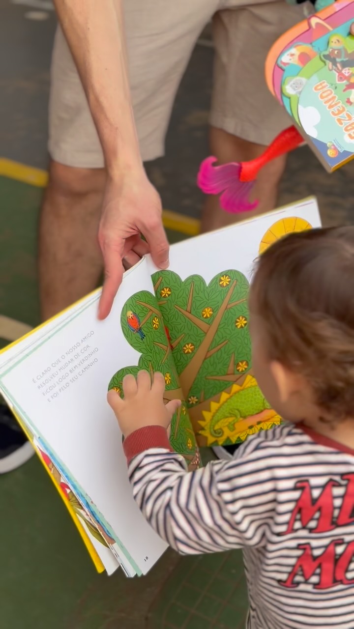 Hoje foi dia de colocar o circular em prática. 💚
Antecipando as comemorações pelo Dia das Crianças, nossa comunidade se encontrou para uma manhã de trocas de brinquedos, livros, roupas e uniformes.
E quem conduziu as escolhas foram as próprias crianças.
Cada uma pôde olhar, se interessar, escolher o que gostaria de levar e perceber que aquilo que já cumpriu seu ciclo em uma casa pode começar uma história inteiramente nova em outra.
Uma experiência que fala sobre consumo e cuidado com as coisas, mas também sobre autonomia, escolhas e desapego. Sobre descobrir que o valor de um brinquedo não está no quanto ele custou, mas no interesse, na brincadeira e nas possibilidades que ele desperta.
Também foi manhã de encontrar famílias, tomar café juntos e fortalecer os vínculos que fazem da escola uma comunidade.
E o que não encontrou um novo destino durante a feira seguirá circulando: os itens que não foram trocados serão destinados ao Projeto Quixote.
Que nossas crianças cresçam sabendo que compartilhar, reutilizar e cuidar do que já existe também são maneiras de cuidar do mundo que dividimos.
Comunidade Circular 💚
