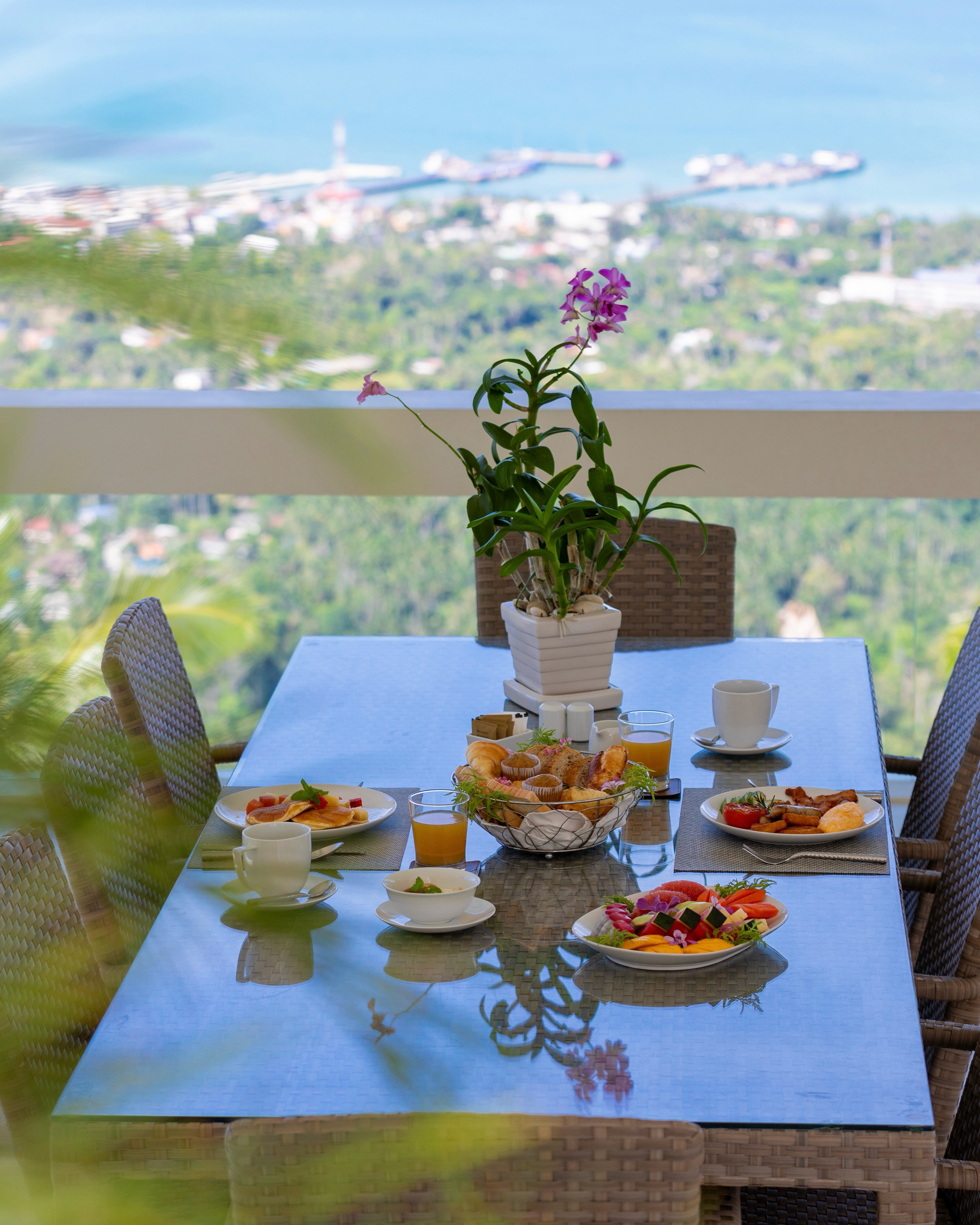 From mixed seasonal tropical fruits to fresh pancakes, guests can enjoy a daily breakfast on us.
.
.
.
.
.
.
.
.
#LimeSamuiVillas #KohSamui #Thailand #Villa #TravelThailand