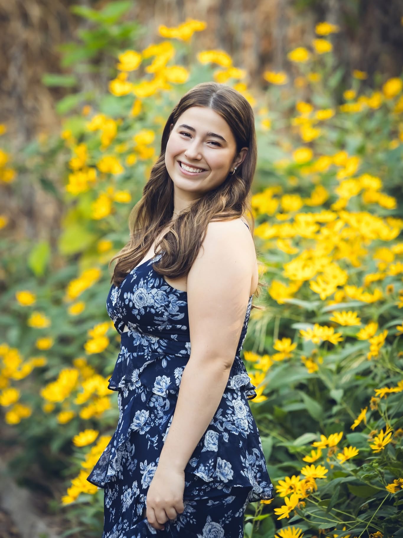 Amelia is a published author, and I so was excited that she wanted to include the charming Main Street Books store in her Senior photo session! What an impressive, beautiful young lady! Thank you @mainstreetbooksstcharles for allowing us to use your shop!