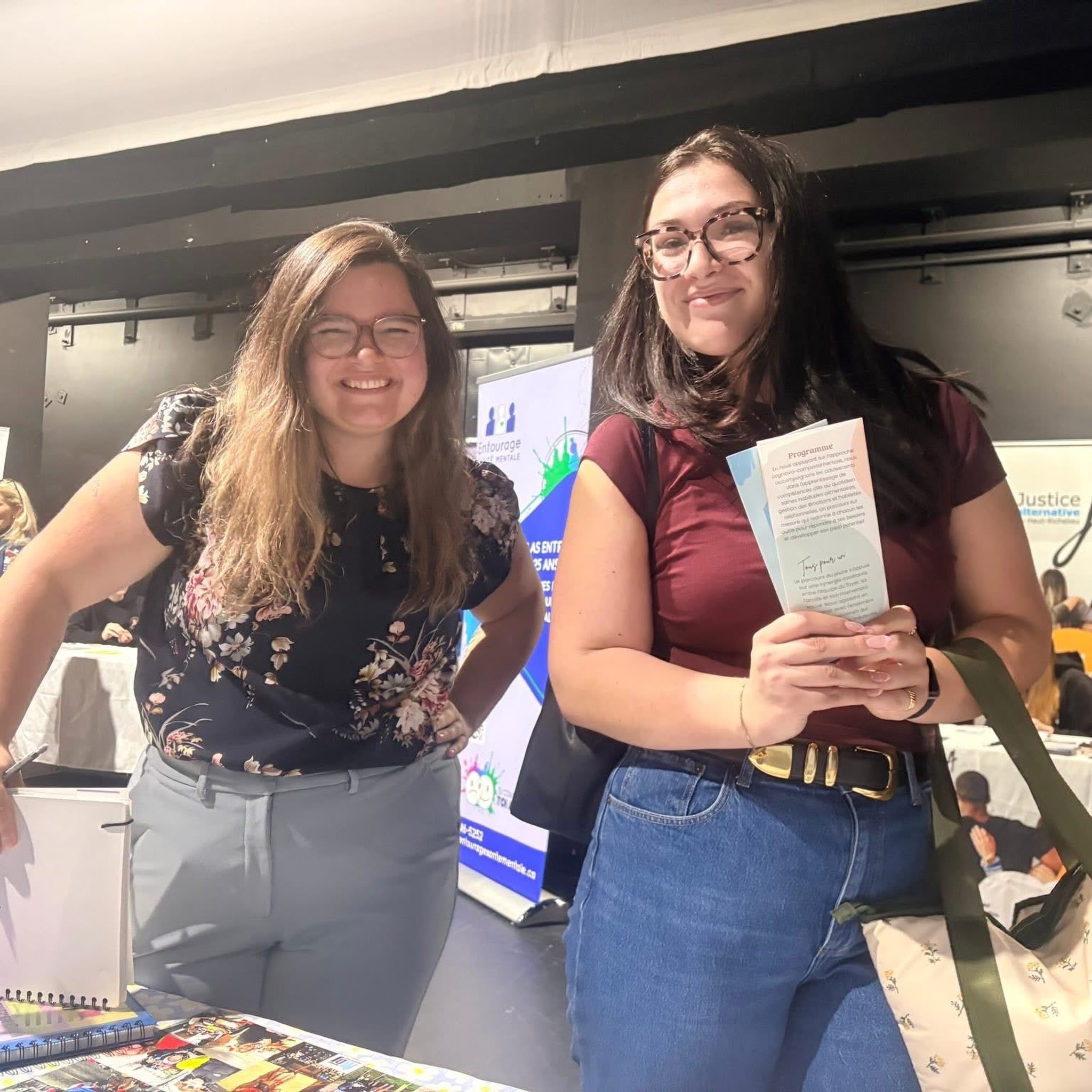Vendredi dernier , lors de notre passage au Salon des organismes du Cégep de Saint-Jean,
c’est toujours un plaisir de venir à la rencontre de la relève…
mais encore plus de recroiser nos anciennes stagiaires!
Les voir évoluer, poursuivre leur chemin et prendre leur place, c’est une belle fierté pour nous. 💛
Des rencontres qui nous rappellent à quel point les liens créés au fil des années peuvent rester précieux. ✨
L’équipe de la Mdj Iberville
