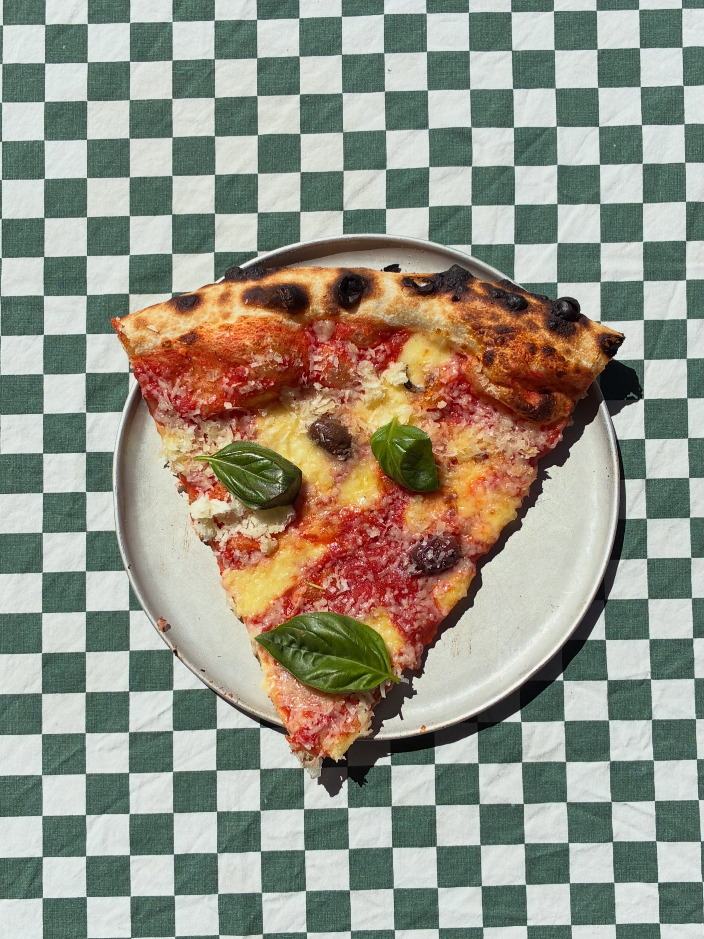 🍃SPECIAL🍃 Red sauce, cut mozzarella, olives, basil, + snow 🧀