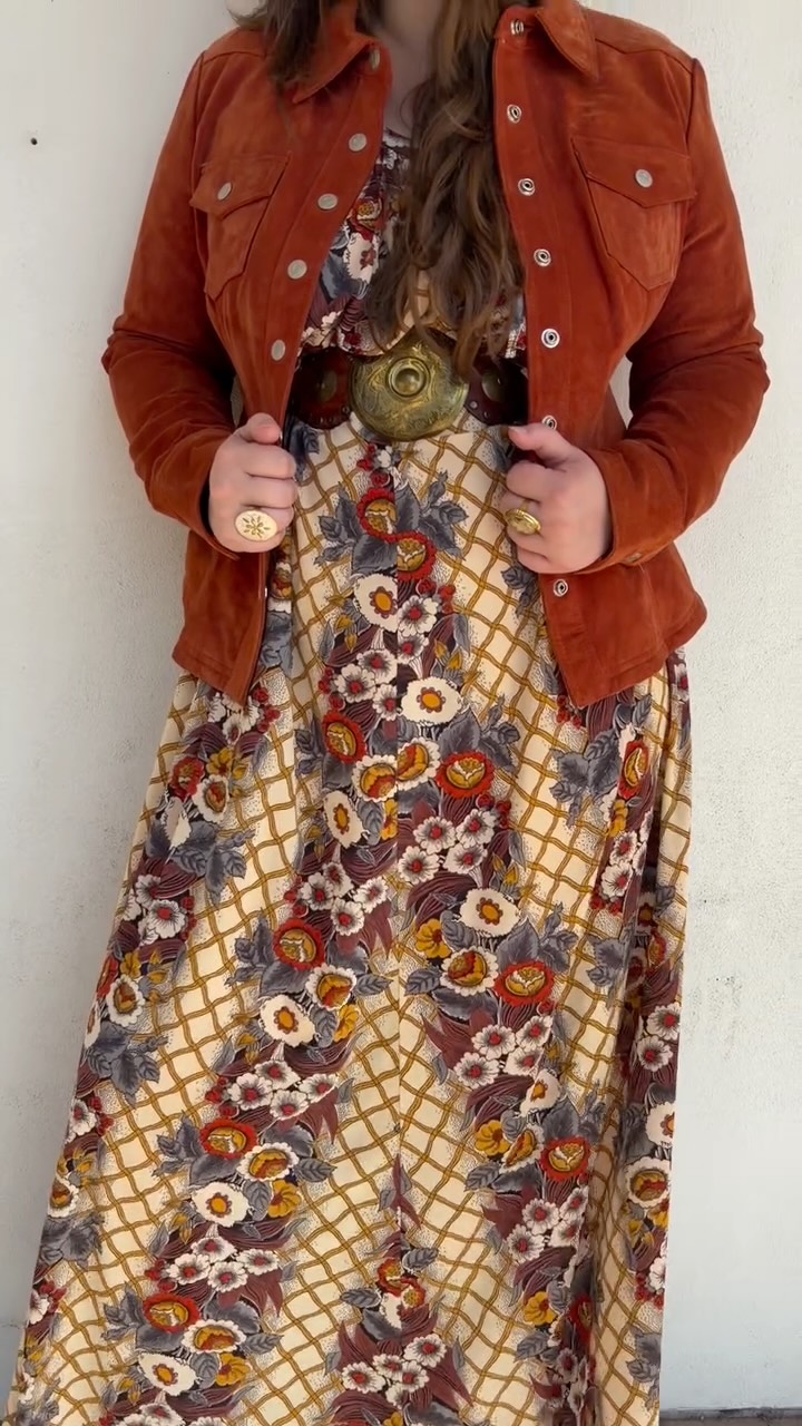 Queen Jess gracing us with her presence must means Autumn is upon us 🍁🙂↕️ Come on in and shop this look, plus plenty, plenty more pieces to elevate your fall wardrobe 🍂✨💓
#timewarpbr
#shoplocal
#midcitybr
#vintagefashion