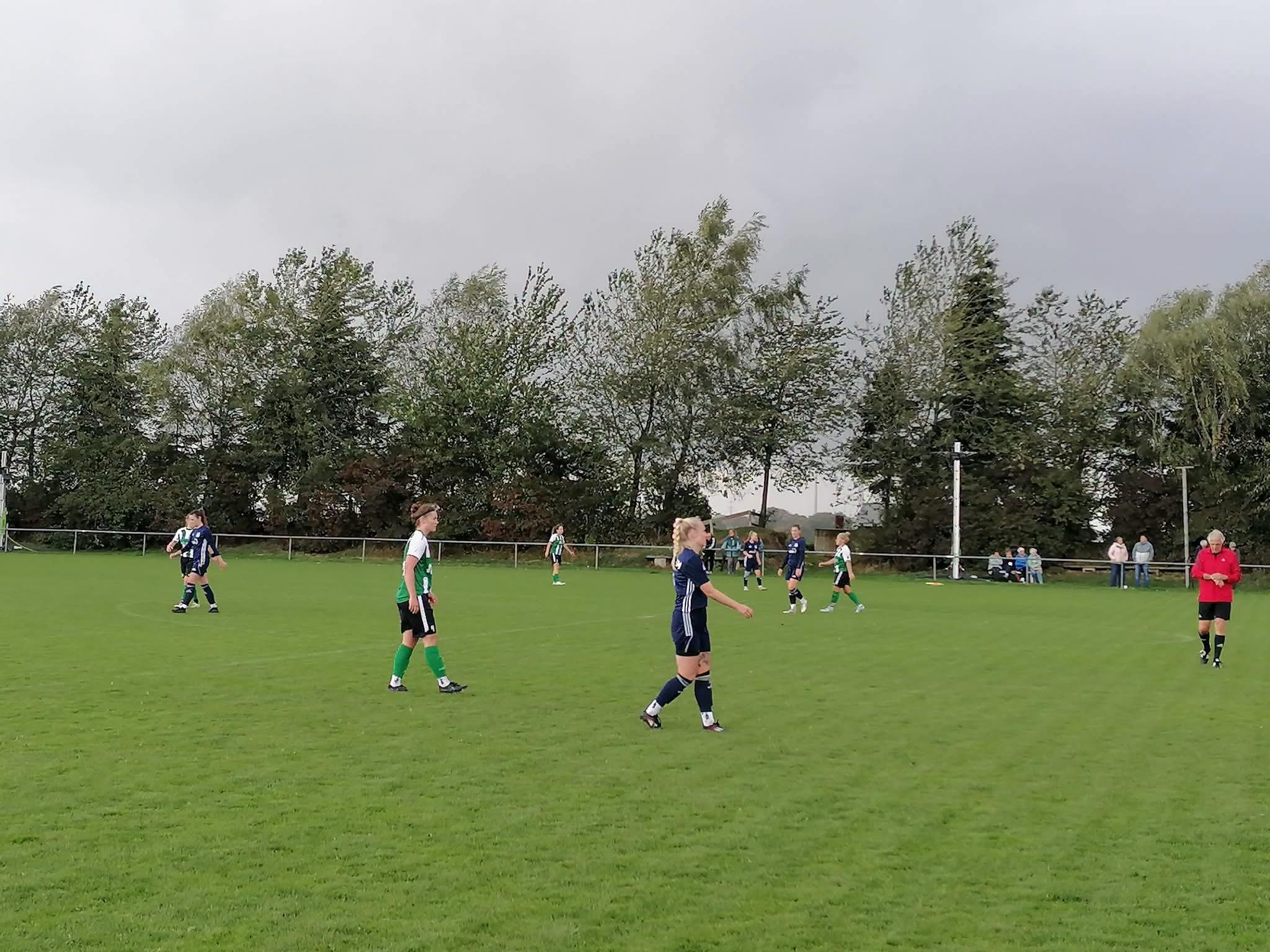 ⚽ SV Thülen hadert mit Chancenverwertung ⚽
SV Thülen - SuS Concordia Flaesheim 2:2 (2:1)
Tore:
Merle Tamborini (10.) ⚽
Greta Siebers (44.) ⚽
Für die Fußballdamen des SV Thülen war es gegen den Wiederaufsteiger SuS Concordia Flaesheim das erwartet schwere Spiel. 💚🤍🖤
