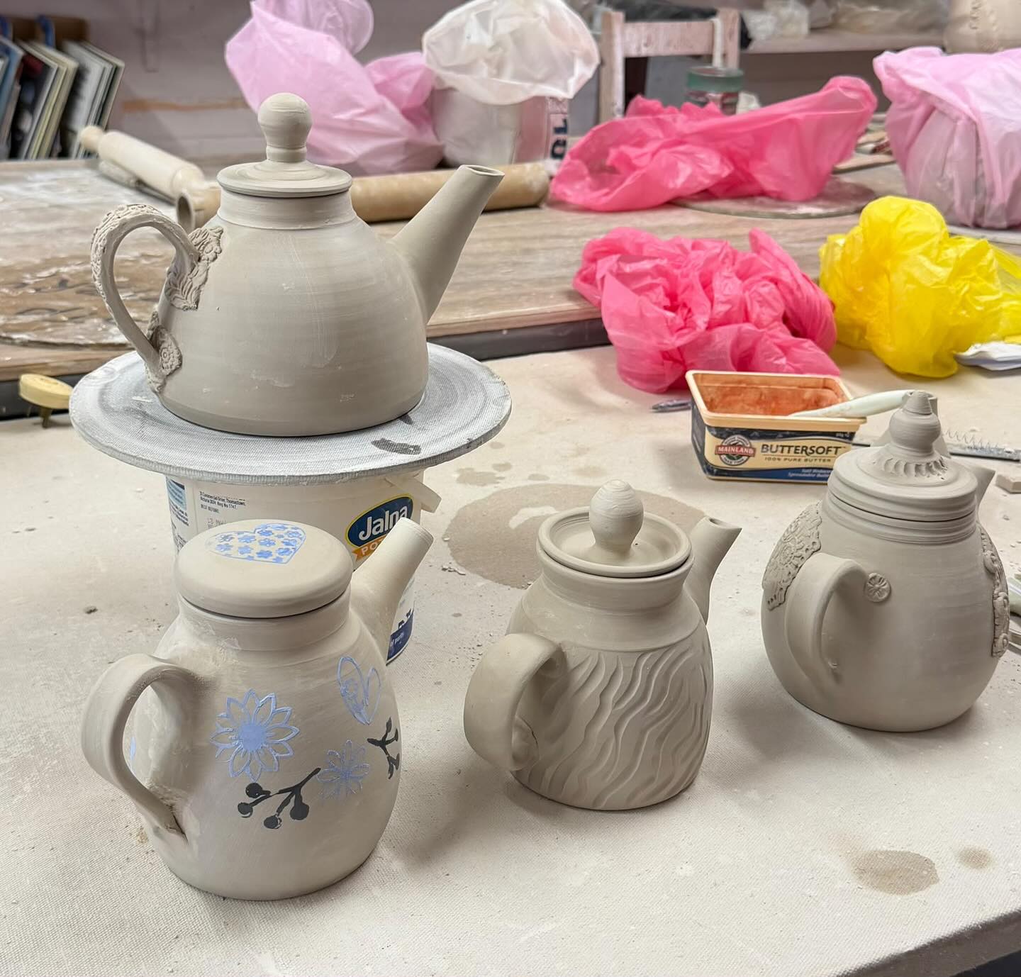 A fabulous time was had by our pottery club members at the @pj_pottery teapot building and surface decorating workshop!
So much creativity, experimenting and gorgeous clay-covered hands. We can’t wait to see the finished teapots! 🫖✨