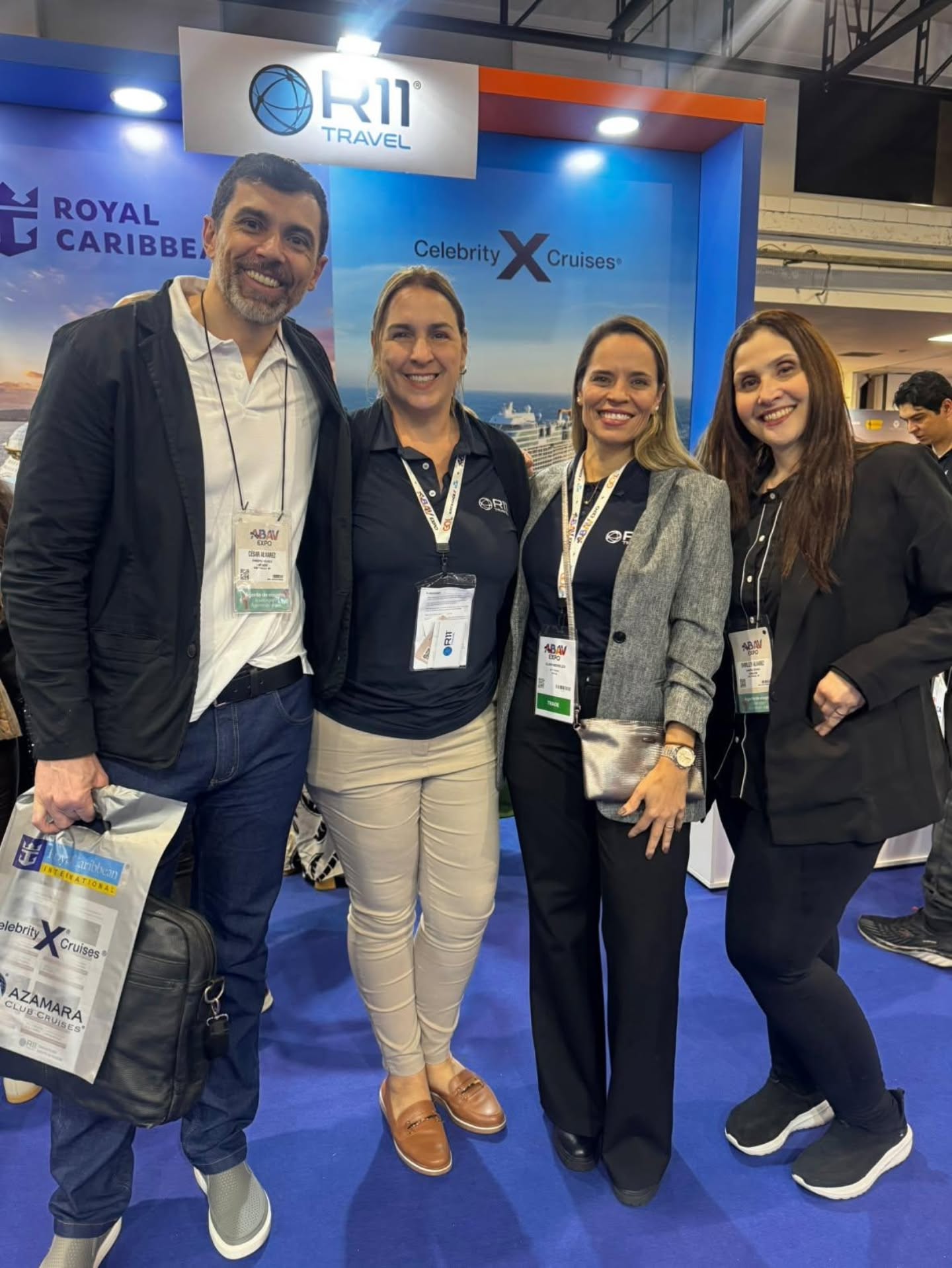 Na ABAV Expo, tivemos mais um daqueles encontros que tornam o nosso trabalho ainda mais especial.
É um prazer enorme trabalhar ao lado de pessoas tão competentes, atenciosas e apaixonadas pelo que fazem.
A R11 Travel é uma parceira muito importante para a Diamond Cruises e representa no Brasil grandes marcas do universo dos cruzeiros, como Royal Caribbean, Celebrity Cruises, Azamara e Corazul Cruzeiros.
Mas, para nós, uma grande parceria vai muito além das marcas. São as pessoas, o atendimento, a disponibilidade e a confiança que fazem toda a diferença no dia a dia.
E podemos dizer, com muito carinho, que temos uma parceria de verdade com essa equipe.
Obrigada, R11 Travel, por estarem sempre ao nosso lado. É um prazer e uma honra trabalhar com vocês!
Que venham muitos outros encontros, muitos cruzeiros e muitas histórias incríveis pelo caminho. 💎💙
#R11Travel #RoyalCaribbean #CelebrityCruises #Azamara #Cruzeiros